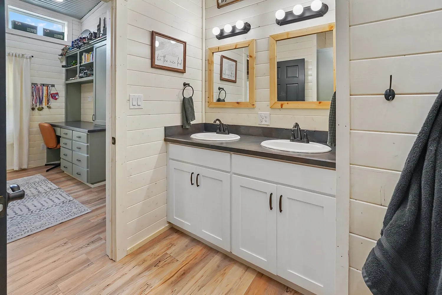1st full bath that connects two rooms