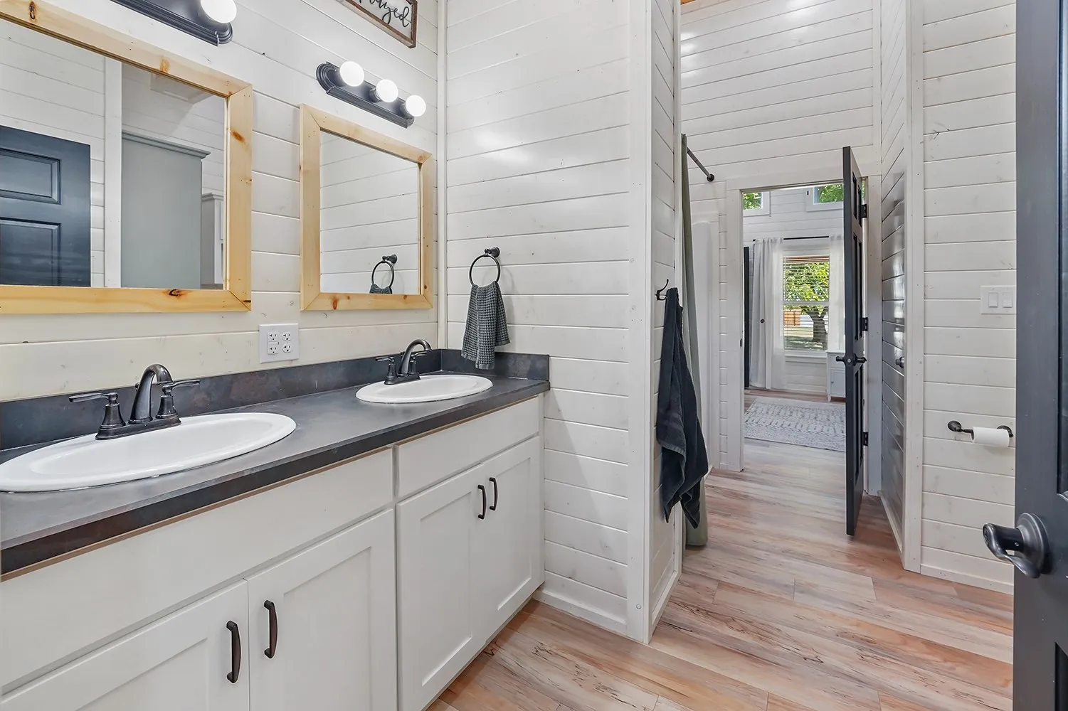 1st full bath that connects two rooms