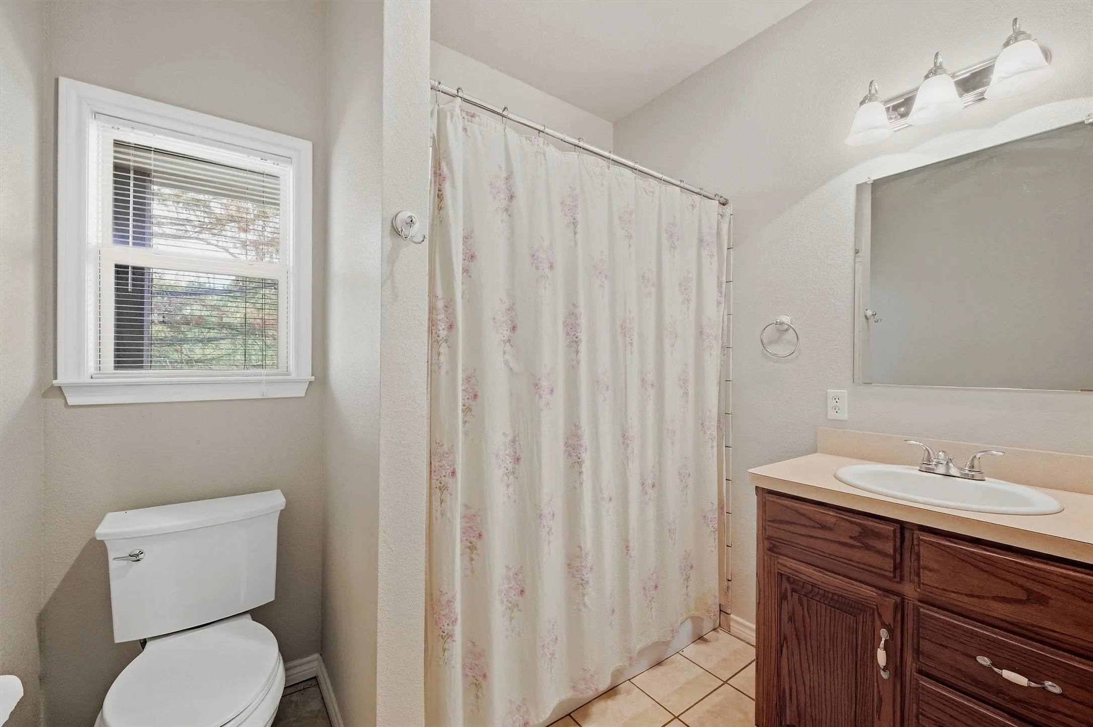 Farm For Sale in Grayson County , 4489 E Farm to Market 120, Denison, Texas 75021, 3 Bedroom, 3 Bathroom, 2 Garage spaces, 2,534 Sqft, built in 2005, mls#21394966, Real Estate Agent in Denison, Homes For Sale in Grayson county, Homes For Sale in Denison, Realtor in Denison Texas, Real Estate Brokerage Independent Realty Texas, Luminita Cordes Realtor