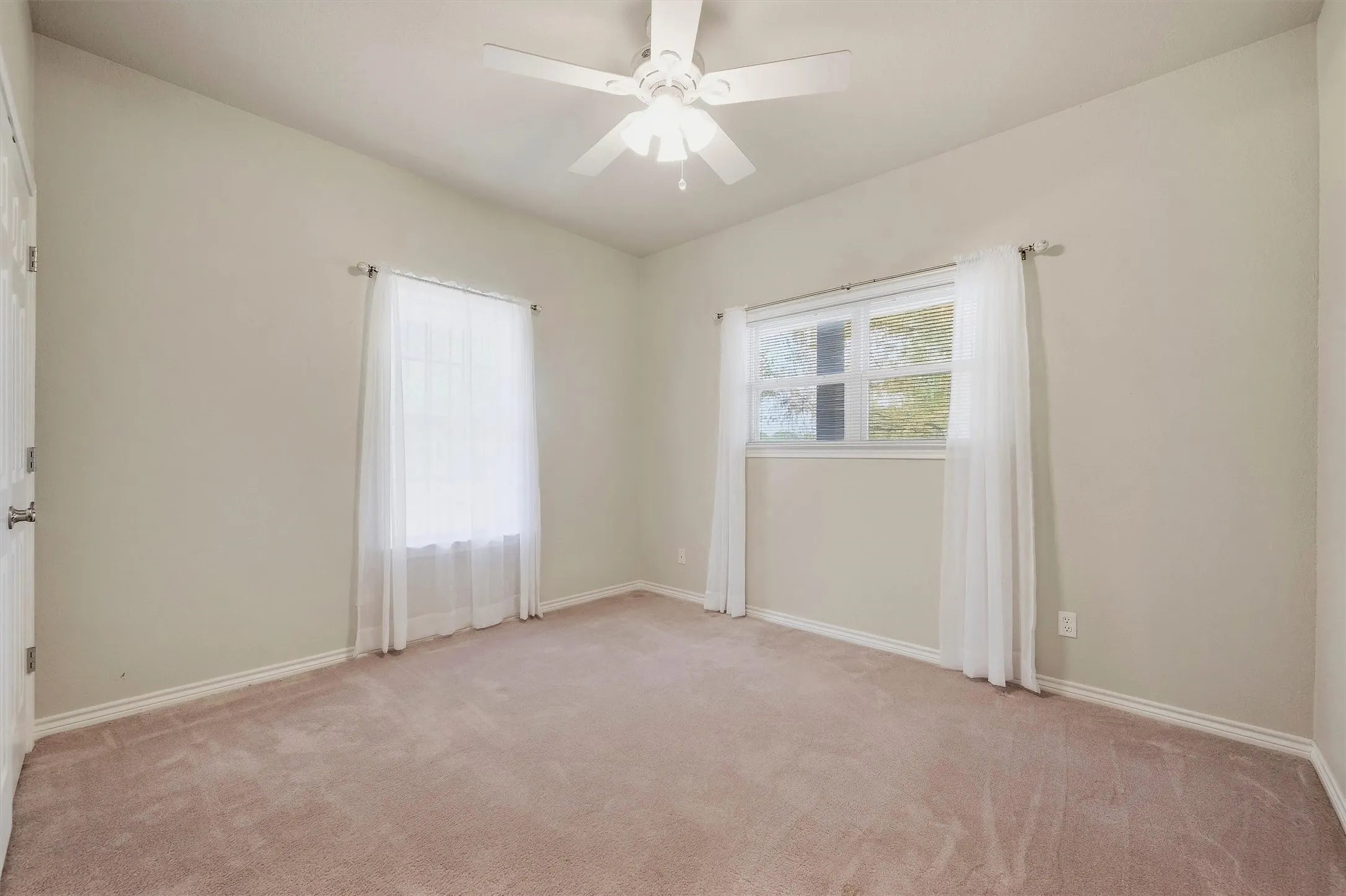Farm For Sale in Grayson County , 4489 E Farm to Market 120, Denison, Texas 75021, 3 Bedroom, 3 Bathroom, 2 Garage spaces, 2,534 Sqft, built in 2005, mls#21394966, Real Estate Agent in Denison, Homes For Sale in Grayson county, Homes For Sale in Denison, Realtor in Denison Texas, Real Estate Brokerage Independent Realty Texas, Luminita Cordes Realtor