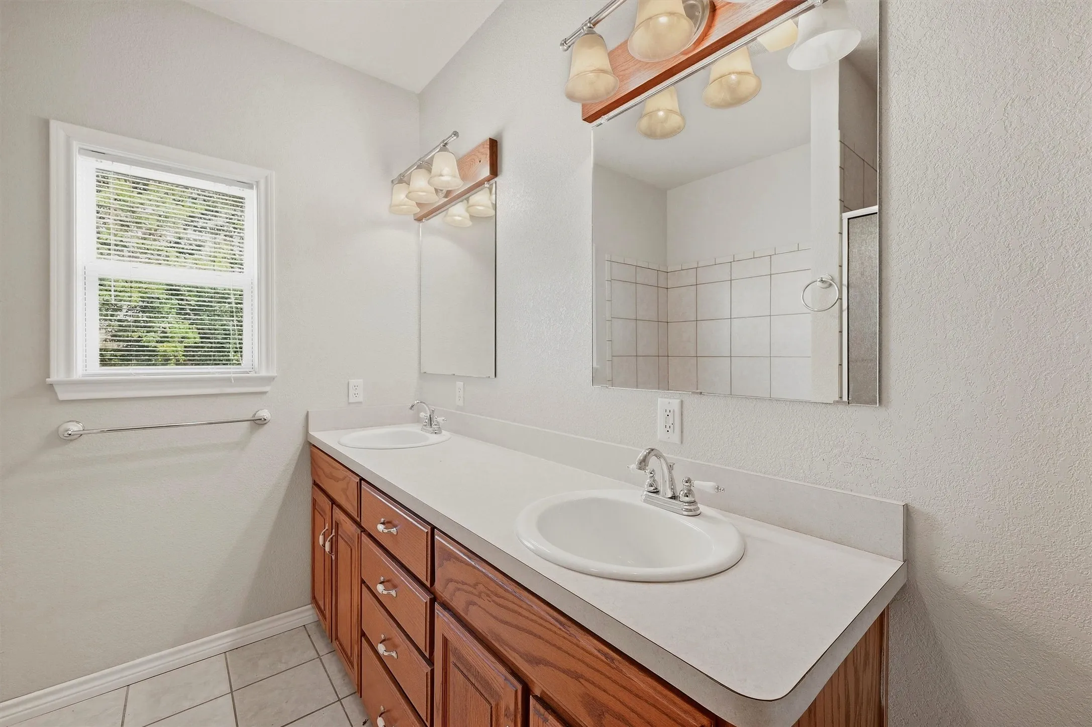 Farm For Sale in Grayson County , 4489 E Farm to Market 120, Denison, Texas 75021, 3 Bedroom, 3 Bathroom, 2 Garage spaces, 2,534 Sqft, built in 2005, mls#21394966, Real Estate Agent in Denison, Homes For Sale in Grayson county, Homes For Sale in Denison, Realtor in Denison Texas, Real Estate Brokerage Independent Realty Texas, Luminita Cordes Realtor