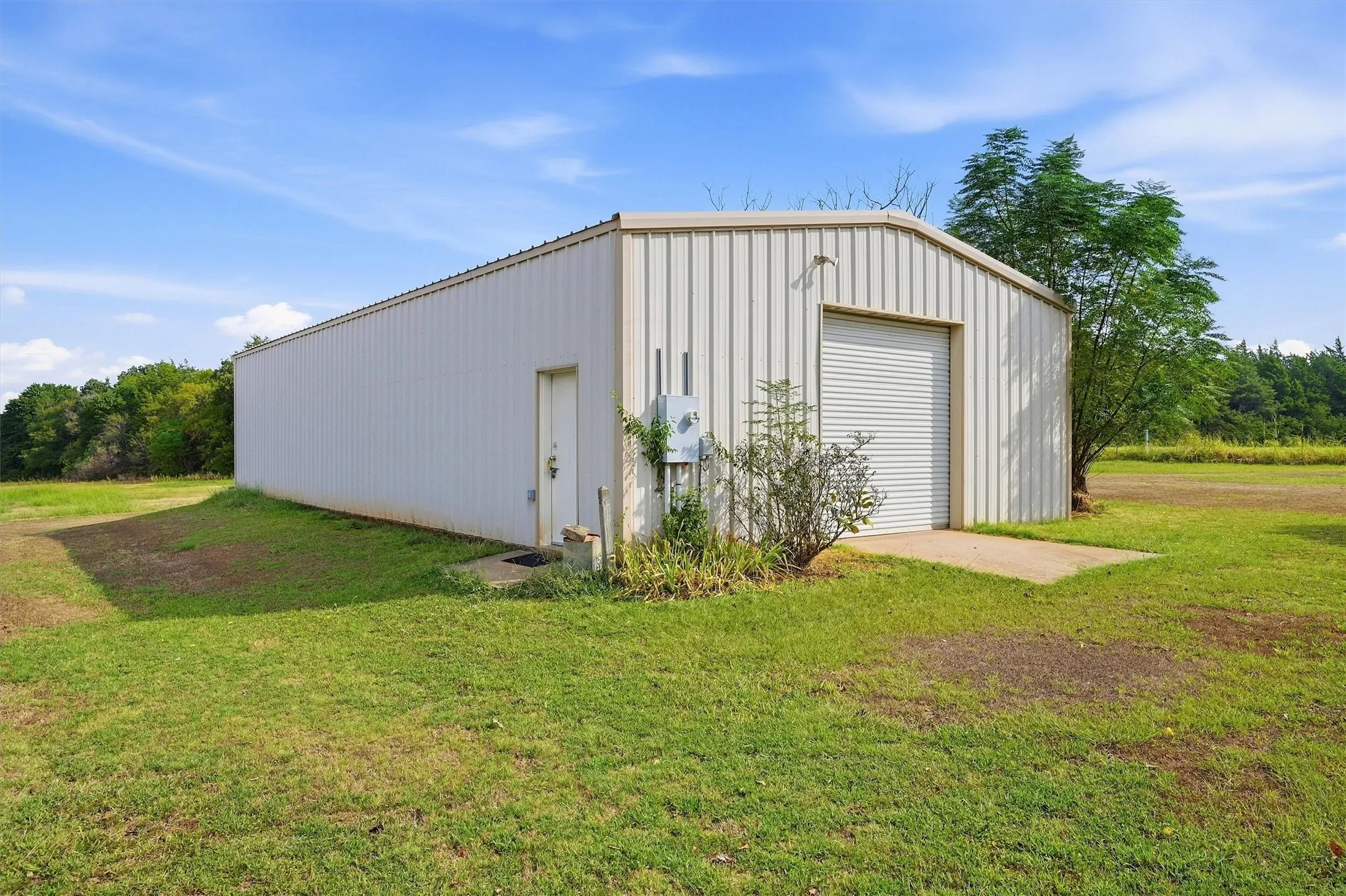 Farm For Sale in Grayson County , 4489 E Farm to Market 120, Denison, Texas 75021, 3 Bedroom, 3 Bathroom, 2 Garage spaces, 2,534 Sqft, built in 2005, mls#21394966, Real Estate Agent in Denison, Homes For Sale in Grayson county, Homes For Sale in Denison, Realtor in Denison Texas, Real Estate Brokerage Independent Realty Texas, Luminita Cordes Realtor