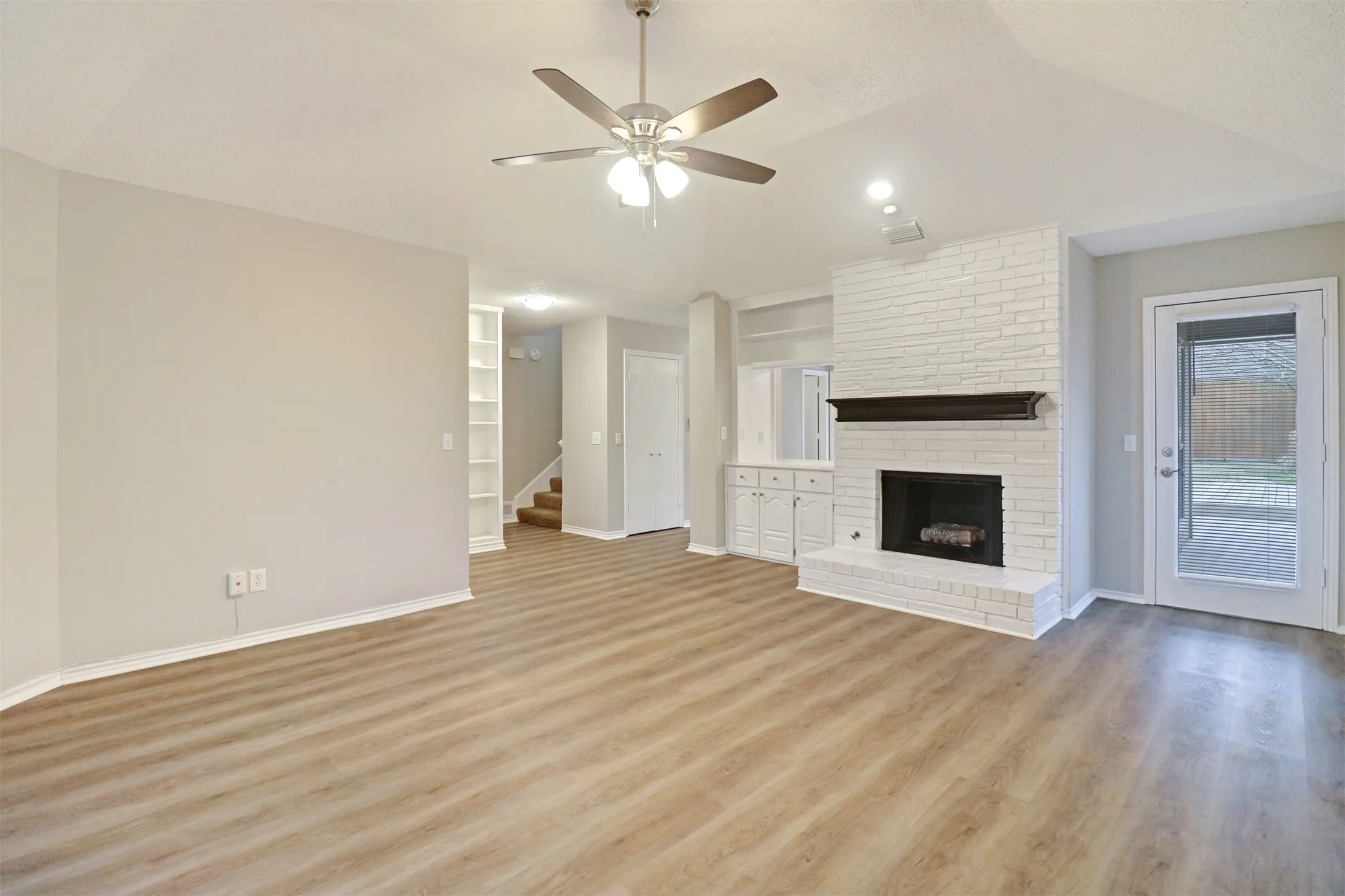 Single Family Residence For Sale in Dallas County , 14824 Sopras Circle, Addison, Texas 75001, 3 Bedroom, 2 Bathroom, 2 Garage spaces, 1,932 Sqft, built in 1981, mls#21383657, Real Estate Agent in Addison, Homes For Sale in Dallas county, Homes For Sale in Addison, Realtor in Addison Texas, Real Estate Brokerage Independent Realty Texas, Luminita Cordes Realtor