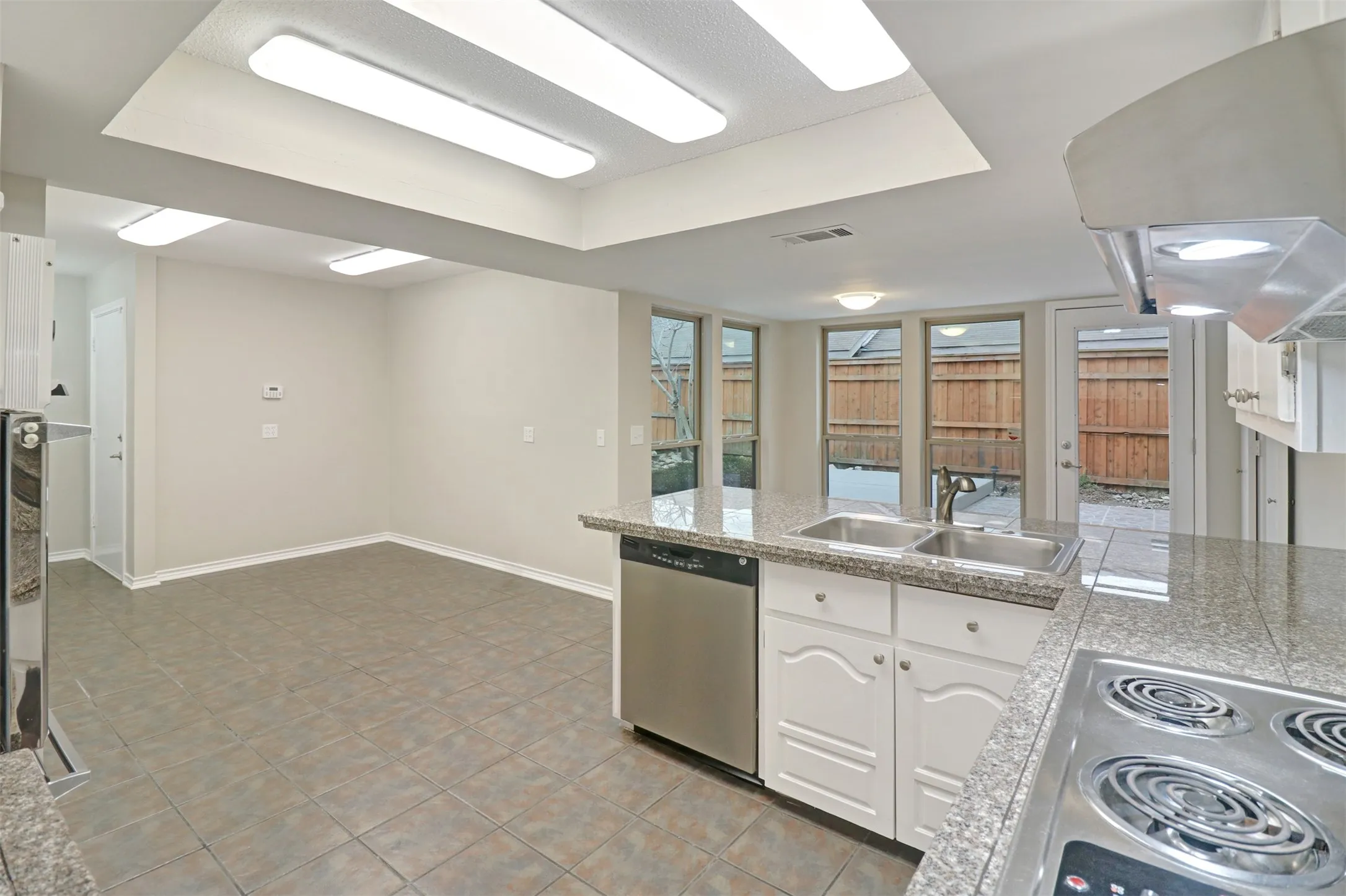 Single Family Residence For Sale in Dallas County , 14824 Sopras Circle, Addison, Texas 75001, 3 Bedroom, 2 Bathroom, 2 Garage spaces, 1,932 Sqft, built in 1981, mls#21383657, Real Estate Agent in Addison, Homes For Sale in Dallas county, Homes For Sale in Addison, Realtor in Addison Texas, Real Estate Brokerage Independent Realty Texas, Luminita Cordes Realtor