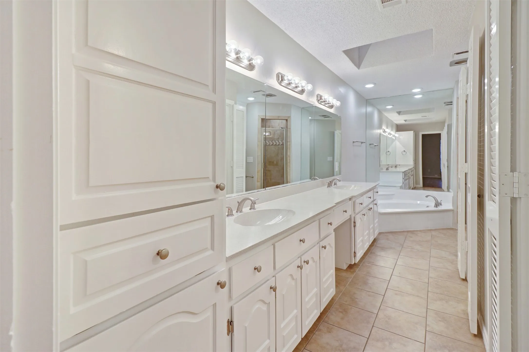 Single Family Residence For Sale in Dallas County , 14824 Sopras Circle, Addison, Texas 75001, 3 Bedroom, 2 Bathroom, 2 Garage spaces, 1,932 Sqft, built in 1981, mls#21383657, Real Estate Agent in Addison, Homes For Sale in Dallas county, Homes For Sale in Addison, Realtor in Addison Texas, Real Estate Brokerage Independent Realty Texas, Luminita Cordes Realtor