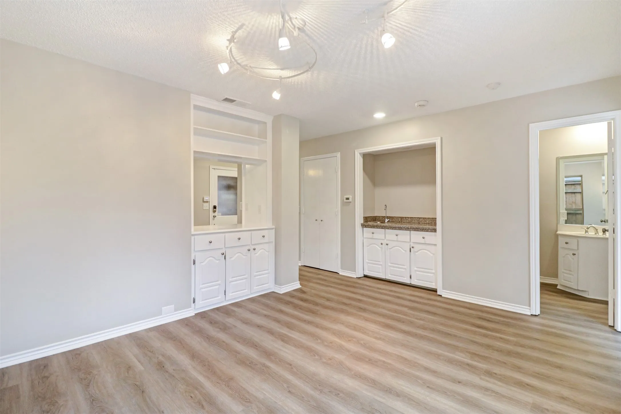 Single Family Residence For Sale in Dallas County , 14824 Sopras Circle, Addison, Texas 75001, 3 Bedroom, 2 Bathroom, 2 Garage spaces, 1,932 Sqft, built in 1981, mls#21383657, Real Estate Agent in Addison, Homes For Sale in Dallas county, Homes For Sale in Addison, Realtor in Addison Texas, Real Estate Brokerage Independent Realty Texas, Luminita Cordes Realtor