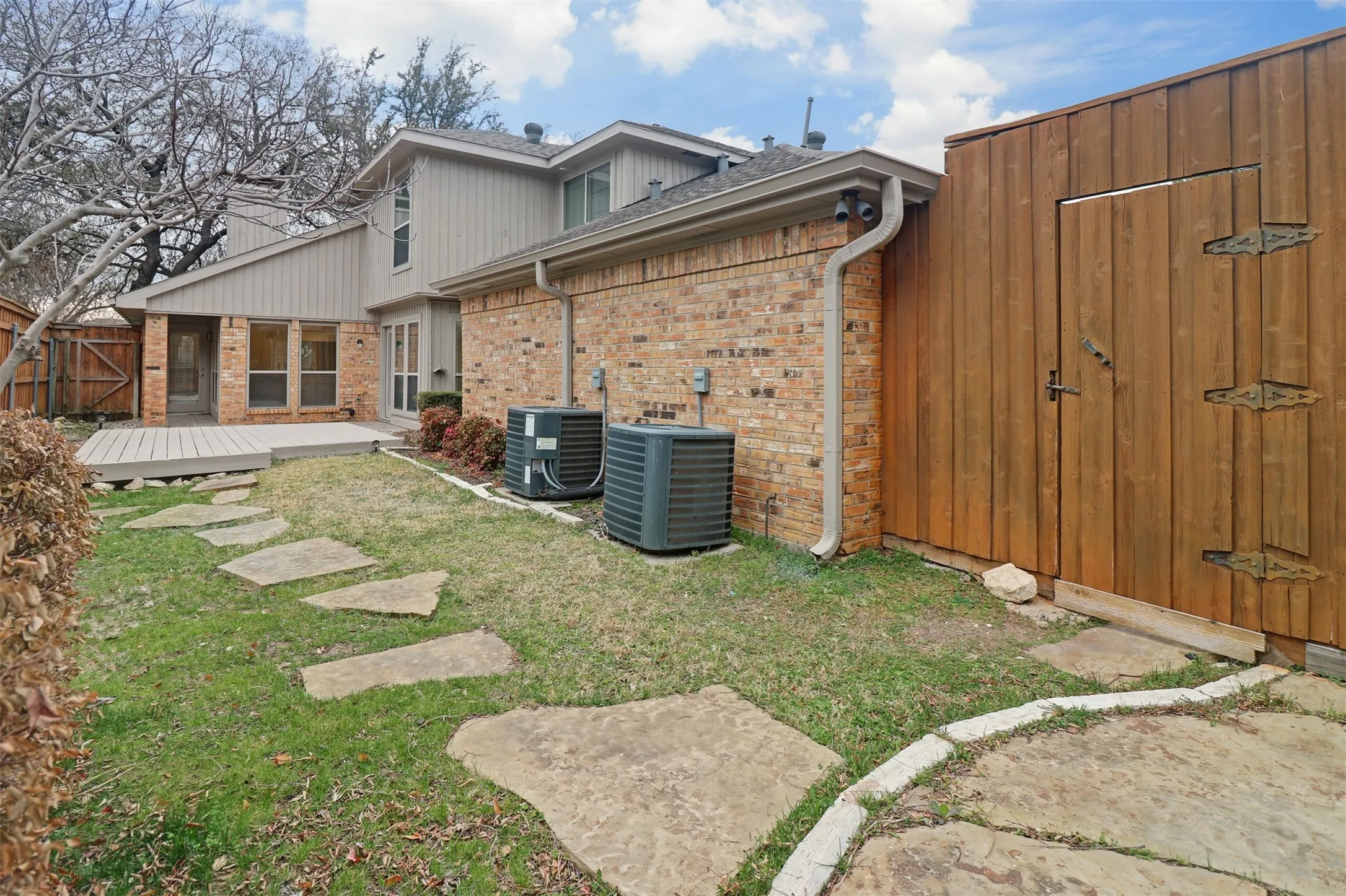 Single Family Residence For Sale in Dallas County , 14824 Sopras Circle, Addison, Texas 75001, 3 Bedroom, 2 Bathroom, 2 Garage spaces, 1,932 Sqft, built in 1981, mls#21383657, Real Estate Agent in Addison, Homes For Sale in Dallas county, Homes For Sale in Addison, Realtor in Addison Texas, Real Estate Brokerage Independent Realty Texas, Luminita Cordes Realtor