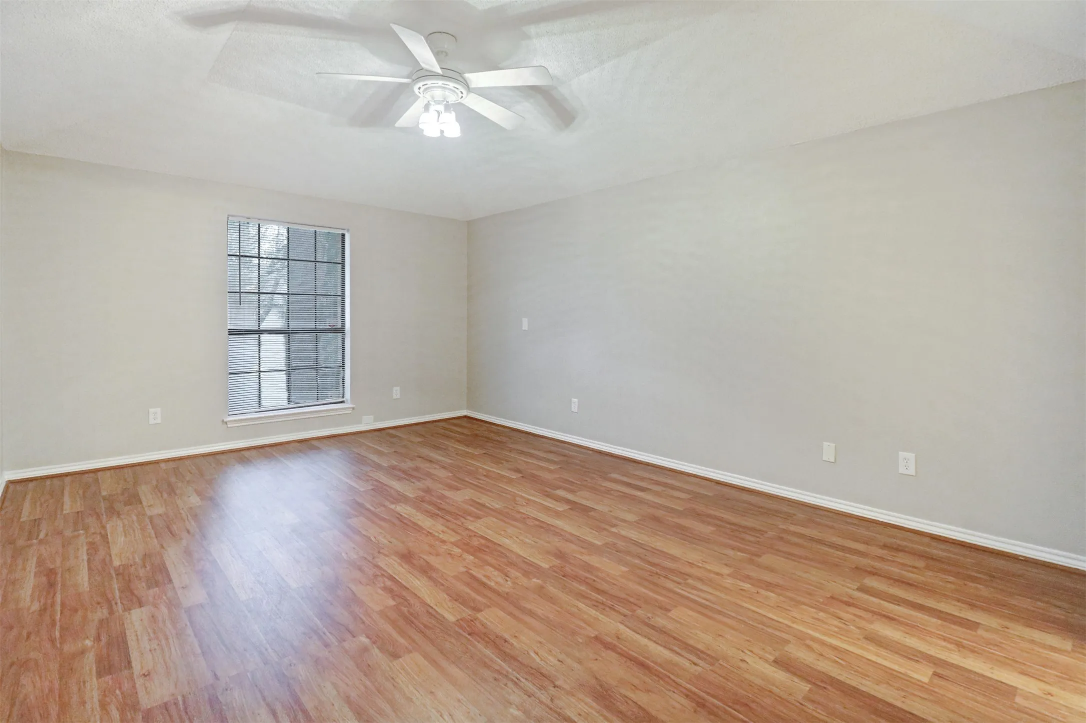 Single Family Residence For Sale in Dallas County , 14824 Sopras Circle, Addison, Texas 75001, 3 Bedroom, 2 Bathroom, 2 Garage spaces, 1,932 Sqft, built in 1981, mls#21383657, Real Estate Agent in Addison, Homes For Sale in Dallas county, Homes For Sale in Addison, Realtor in Addison Texas, Real Estate Brokerage Independent Realty Texas, Luminita Cordes Realtor