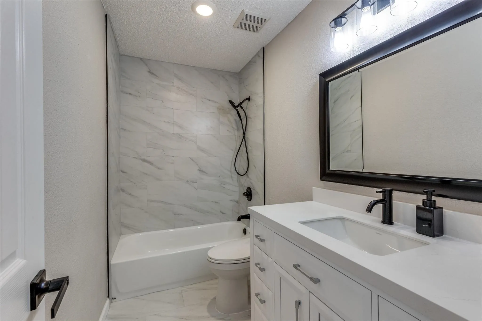 Single Family Residence For Sale in Tarrant County , 8220 Three Bars Drive, Fort Worth, Texas 76179, 4 Bedroom, 3 Bathroom, 2 Garage spaces, 2,431 Sqft, built in 2003, mls#21396730, Real Estate Agent in Fort Worth, Homes For Sale in Tarrant county, Homes For Sale in Fort Worth, Realtor in Fort Worth Texas, Real Estate Brokerage Independent Realty Texas, Luminita Cordes Realtor