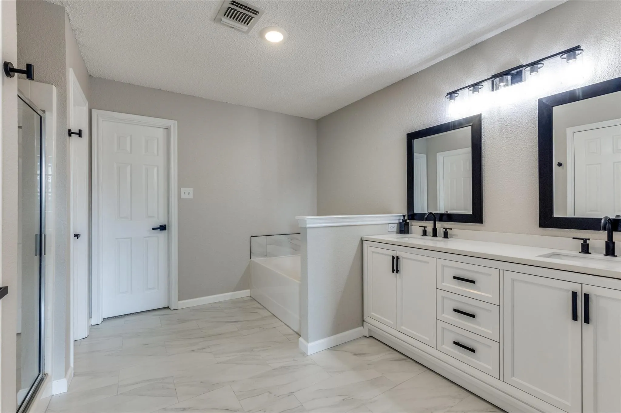 Single Family Residence For Sale in Tarrant County , 8220 Three Bars Drive, Fort Worth, Texas 76179, 4 Bedroom, 3 Bathroom, 2 Garage spaces, 2,431 Sqft, built in 2003, mls#21396730, Real Estate Agent in Fort Worth, Homes For Sale in Tarrant county, Homes For Sale in Fort Worth, Realtor in Fort Worth Texas, Real Estate Brokerage Independent Realty Texas, Luminita Cordes Realtor