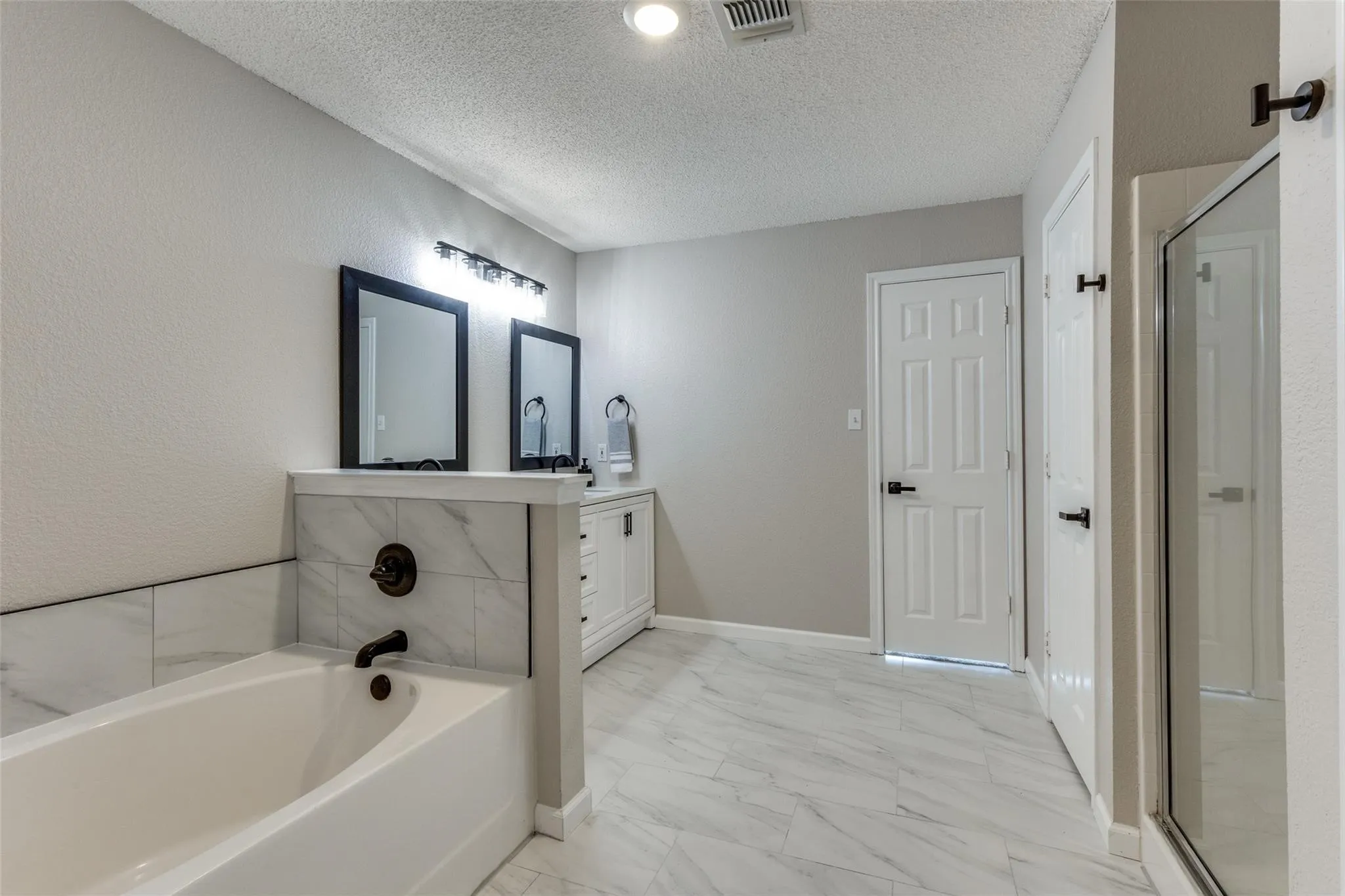 Single Family Residence For Sale in Tarrant County , 8220 Three Bars Drive, Fort Worth, Texas 76179, 4 Bedroom, 3 Bathroom, 2 Garage spaces, 2,431 Sqft, built in 2003, mls#21396730, Real Estate Agent in Fort Worth, Homes For Sale in Tarrant county, Homes For Sale in Fort Worth, Realtor in Fort Worth Texas, Real Estate Brokerage Independent Realty Texas, Luminita Cordes Realtor