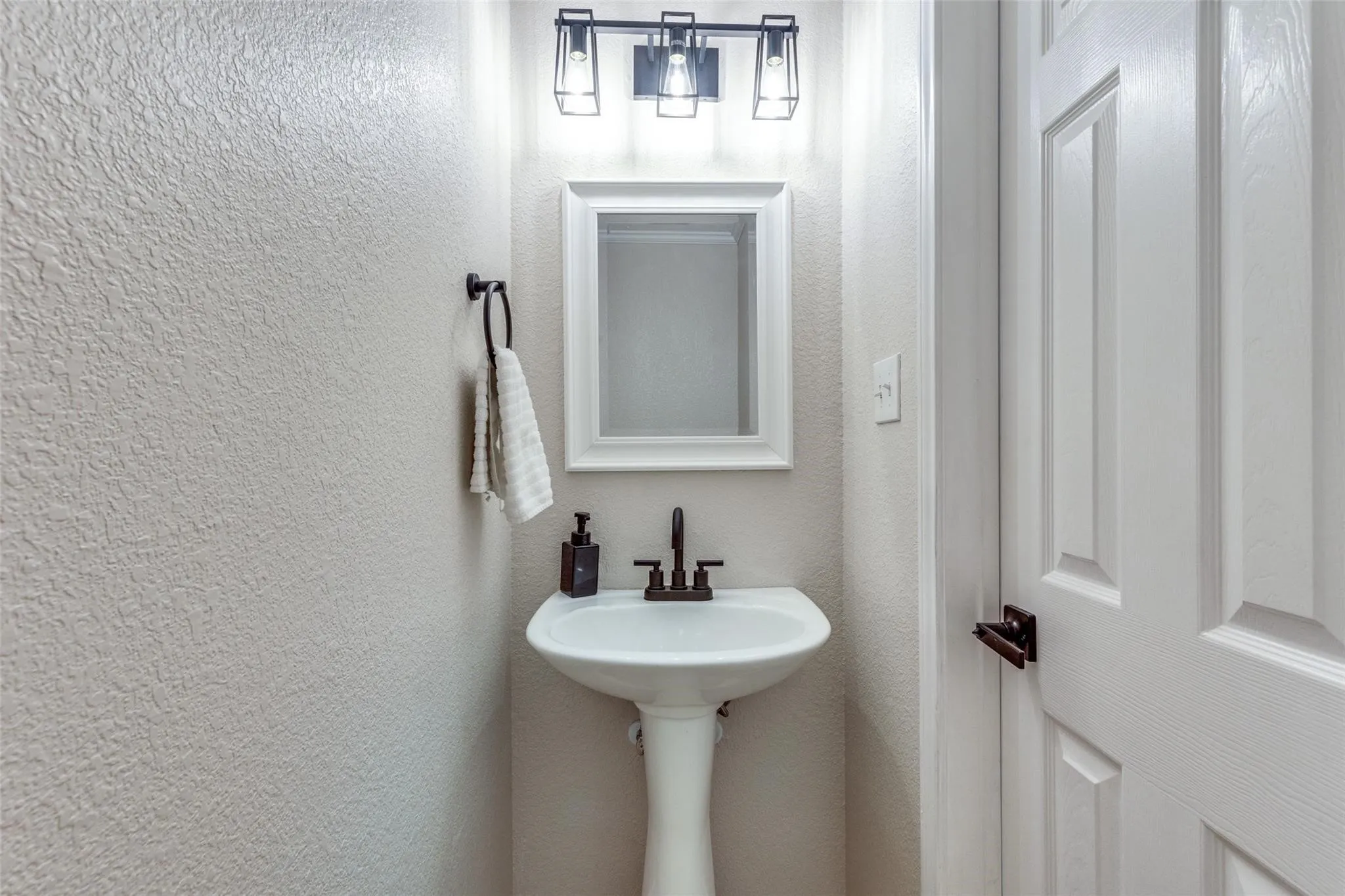 Single Family Residence For Sale in Tarrant County , 8220 Three Bars Drive, Fort Worth, Texas 76179, 4 Bedroom, 3 Bathroom, 2 Garage spaces, 2,431 Sqft, built in 2003, mls#21396730, Real Estate Agent in Fort Worth, Homes For Sale in Tarrant county, Homes For Sale in Fort Worth, Realtor in Fort Worth Texas, Real Estate Brokerage Independent Realty Texas, Luminita Cordes Realtor