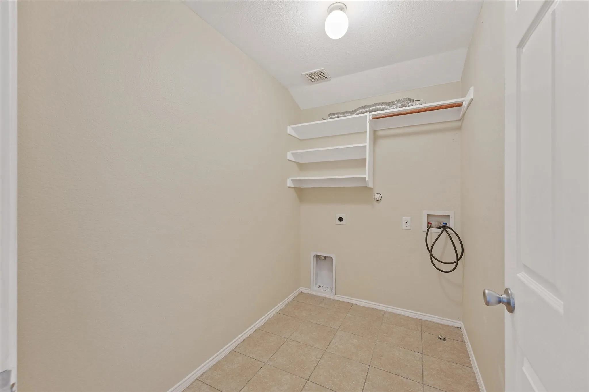 Single Family Residence For Sale in Collin County , 2040 Hanakoa Falls Drive, Anna, Texas 75409, 5 Bedroom, 3 Bathroom, 2 Garage spaces, 2,473 Sqft, built in 2011, mls#21396258, Real Estate Agent in Anna, Homes For Sale in Collin county, Homes For Sale in Anna, Realtor in Anna Texas, Real Estate Brokerage Independent Realty Texas, Luminita Cordes Realtor