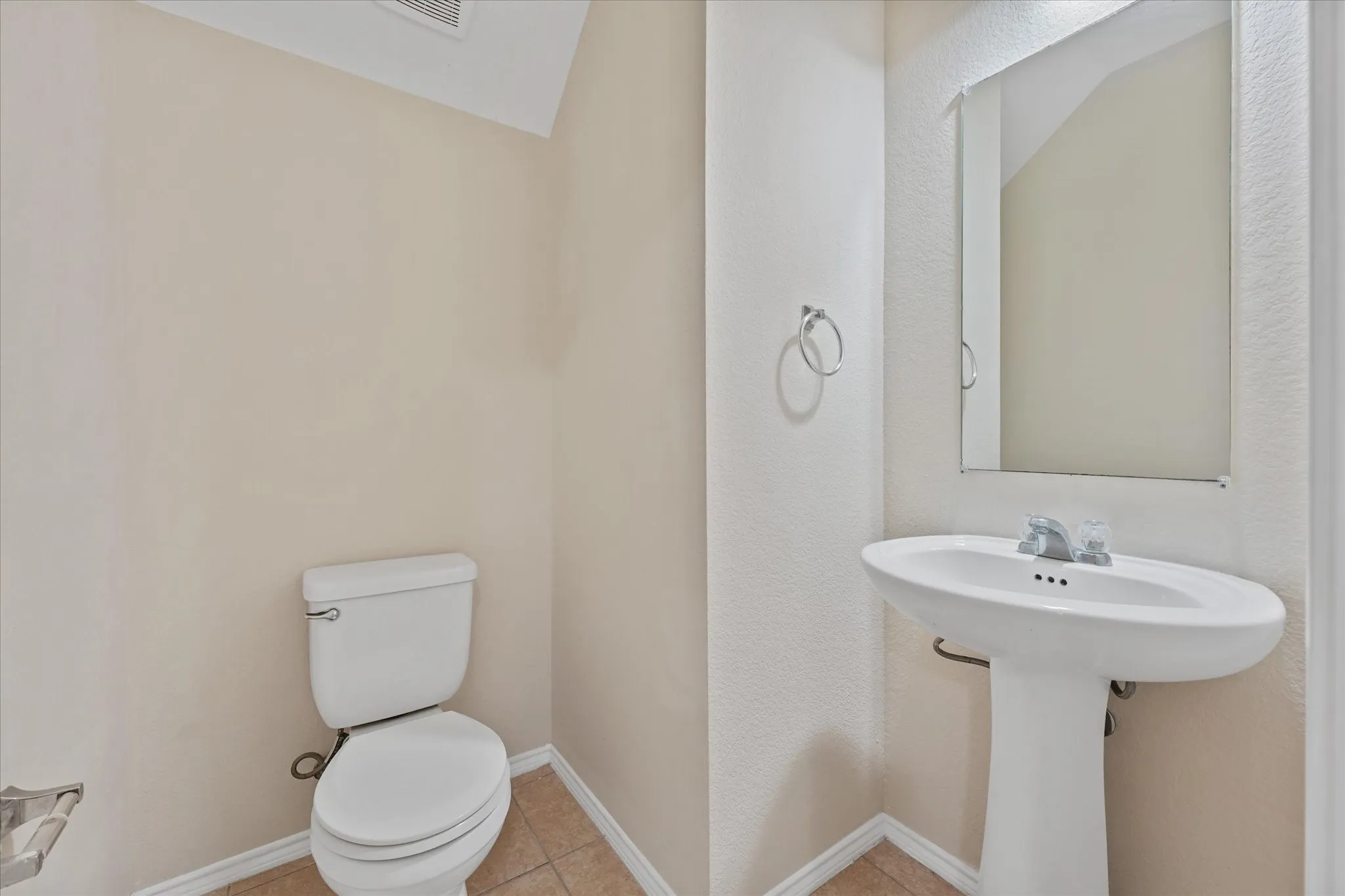 Single Family Residence For Sale in Collin County , 2040 Hanakoa Falls Drive, Anna, Texas 75409, 5 Bedroom, 3 Bathroom, 2 Garage spaces, 2,473 Sqft, built in 2011, mls#21396258, Real Estate Agent in Anna, Homes For Sale in Collin county, Homes For Sale in Anna, Realtor in Anna Texas, Real Estate Brokerage Independent Realty Texas, Luminita Cordes Realtor