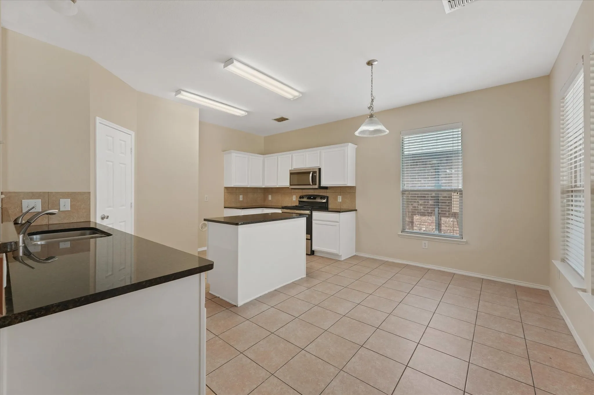 Single Family Residence For Sale in Collin County , 2040 Hanakoa Falls Drive, Anna, Texas 75409, 5 Bedroom, 3 Bathroom, 2 Garage spaces, 2,473 Sqft, built in 2011, mls#21396258, Real Estate Agent in Anna, Homes For Sale in Collin county, Homes For Sale in Anna, Realtor in Anna Texas, Real Estate Brokerage Independent Realty Texas, Luminita Cordes Realtor