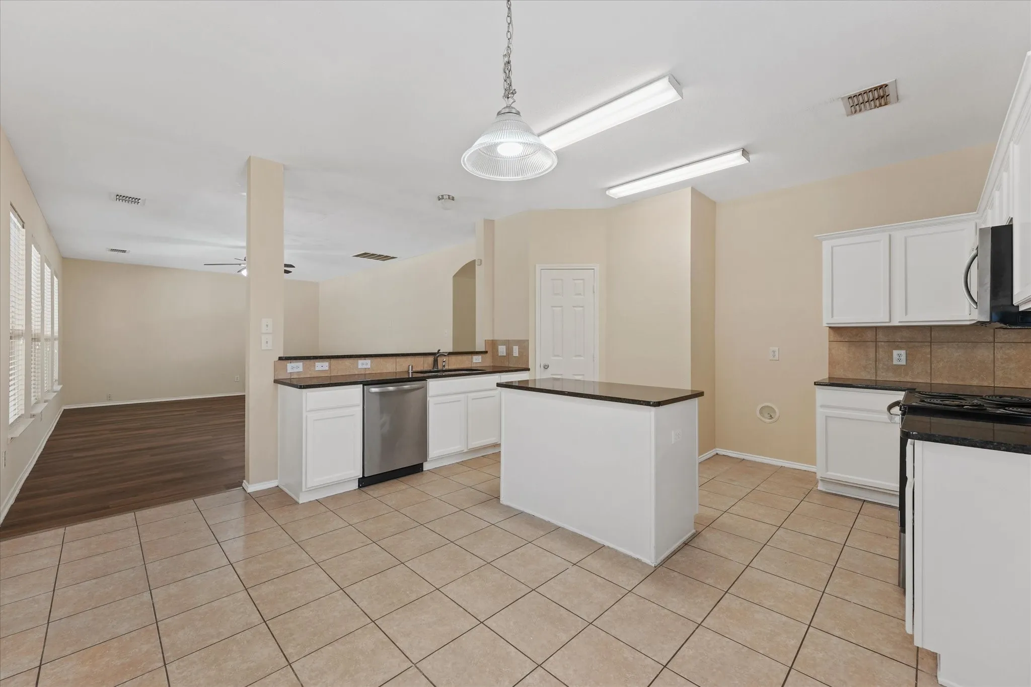 Single Family Residence For Sale in Collin County , 2040 Hanakoa Falls Drive, Anna, Texas 75409, 5 Bedroom, 3 Bathroom, 2 Garage spaces, 2,473 Sqft, built in 2011, mls#21396258, Real Estate Agent in Anna, Homes For Sale in Collin county, Homes For Sale in Anna, Realtor in Anna Texas, Real Estate Brokerage Independent Realty Texas, Luminita Cordes Realtor