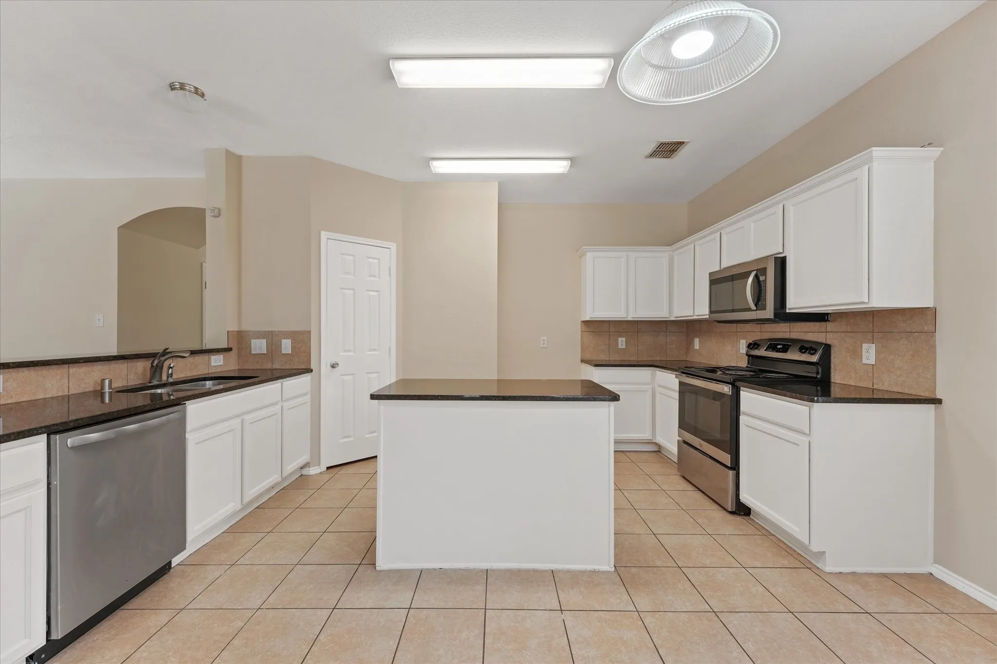 Single Family Residence For Sale in Collin County , 2040 Hanakoa Falls Drive, Anna, Texas 75409, 5 Bedroom, 3 Bathroom, 2 Garage spaces, 2,473 Sqft, built in 2011, mls#21396258, Real Estate Agent in Anna, Homes For Sale in Collin county, Homes For Sale in Anna, Realtor in Anna Texas, Real Estate Brokerage Independent Realty Texas, Luminita Cordes Realtor