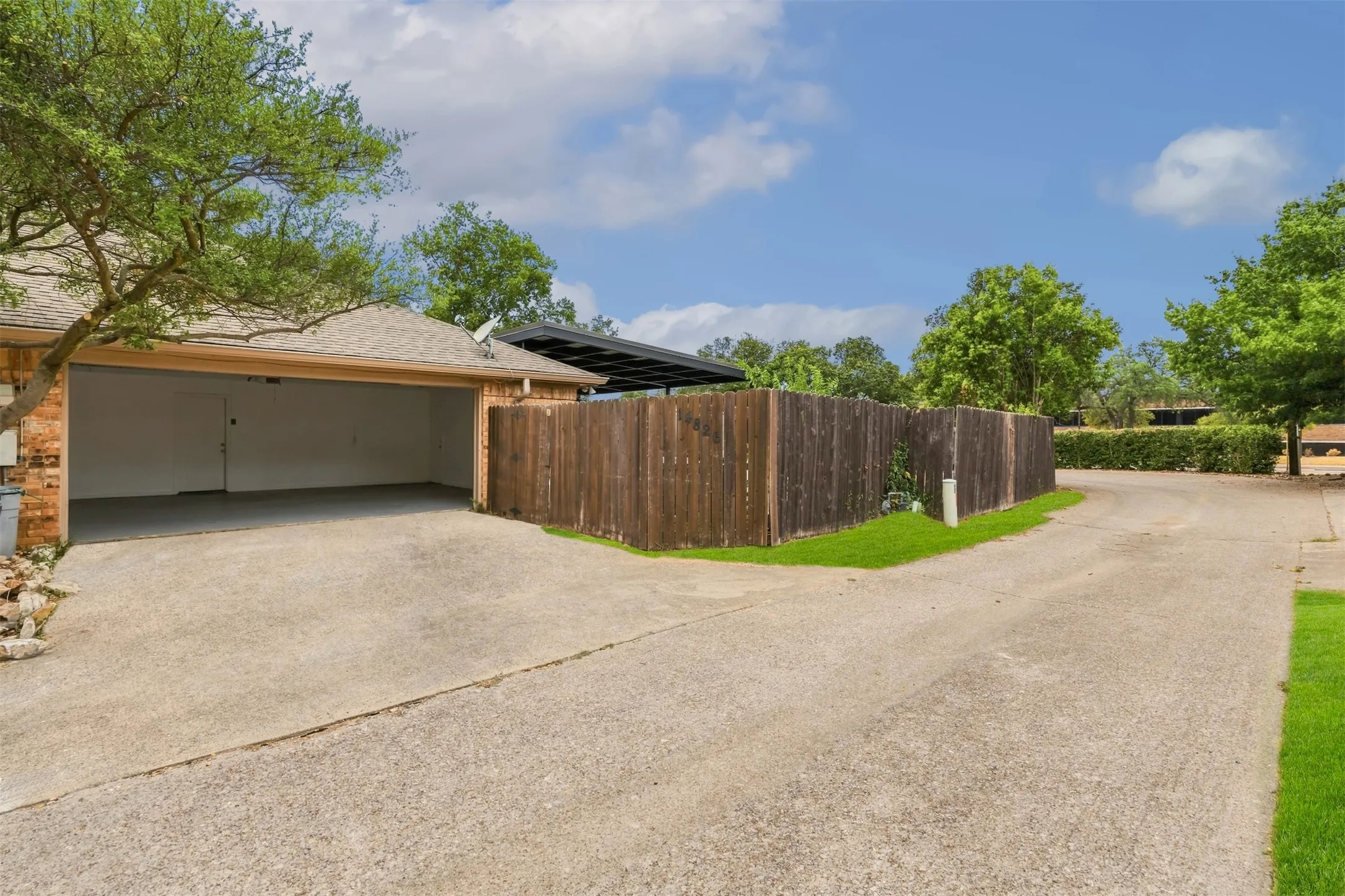 Single Family Residence For Sale in Dallas County , 14826 Sopras Circle, Addison, Texas 75001, 3 Bedroom, 3 Bathroom, 2 Garage spaces, 1,894 Sqft, built in 1981, mls#21383655, Real Estate Agent in Addison, Homes For Sale in Dallas county, Homes For Sale in Addison, Realtor in Addison Texas, Real Estate Brokerage Independent Realty Texas, Luminita Cordes Realtor