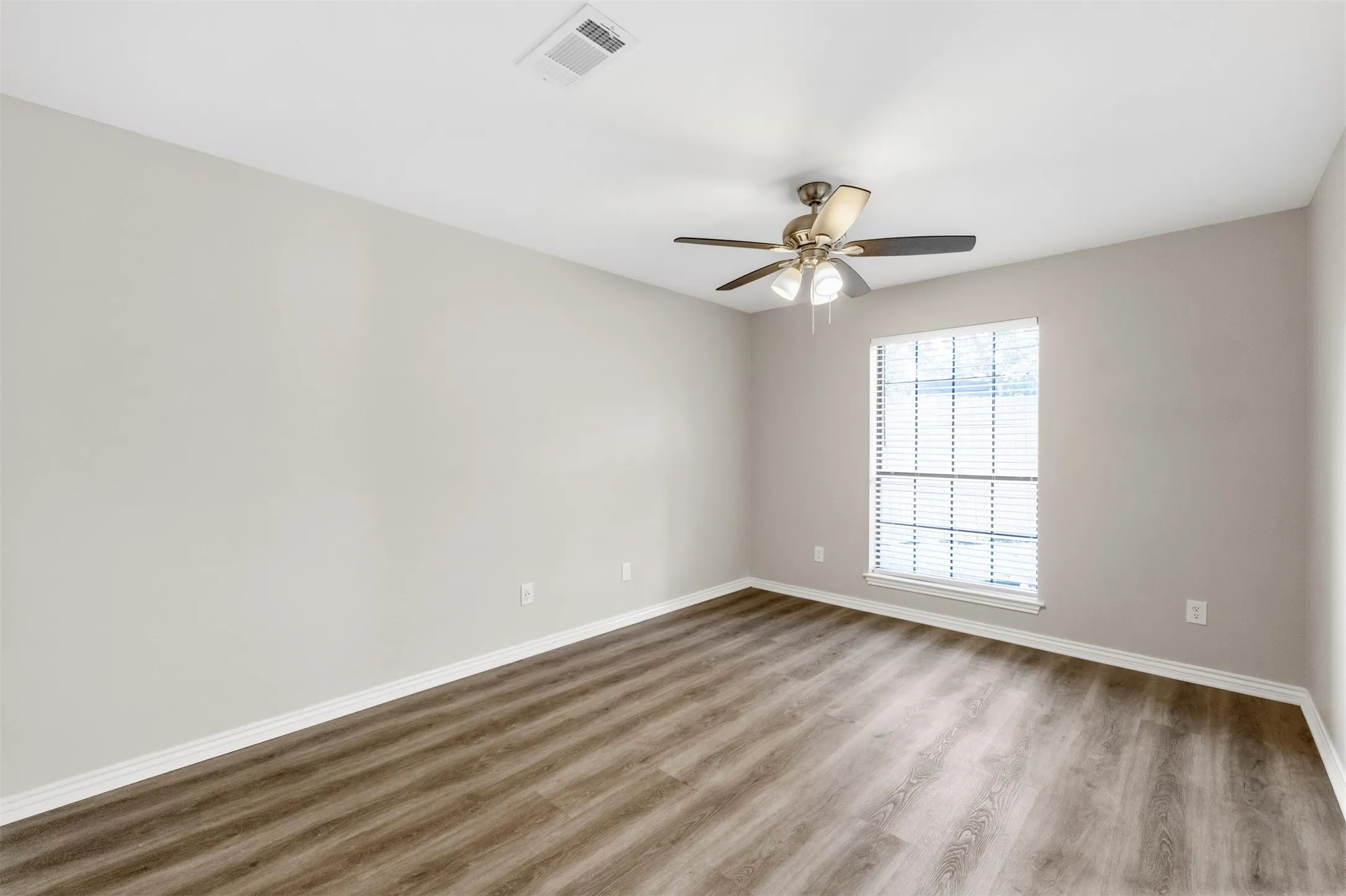 Single Family Residence For Sale in Dallas County , 14826 Sopras Circle, Addison, Texas 75001, 3 Bedroom, 3 Bathroom, 2 Garage spaces, 1,894 Sqft, built in 1981, mls#21383655, Real Estate Agent in Addison, Homes For Sale in Dallas county, Homes For Sale in Addison, Realtor in Addison Texas, Real Estate Brokerage Independent Realty Texas, Luminita Cordes Realtor
