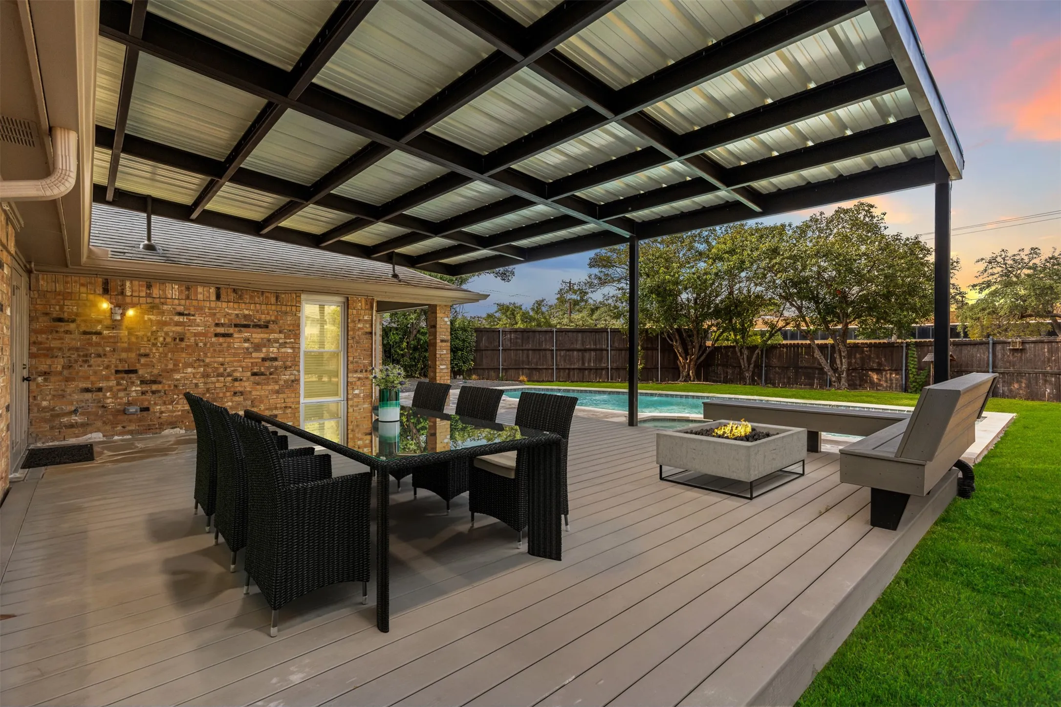 Single Family Residence For Sale in Dallas County , 14826 Sopras Circle, Addison, Texas 75001, 3 Bedroom, 3 Bathroom, 2 Garage spaces, 1,894 Sqft, built in 1981, mls#21383655, Real Estate Agent in Addison, Homes For Sale in Dallas county, Homes For Sale in Addison, Realtor in Addison Texas, Real Estate Brokerage Independent Realty Texas, Luminita Cordes Realtor