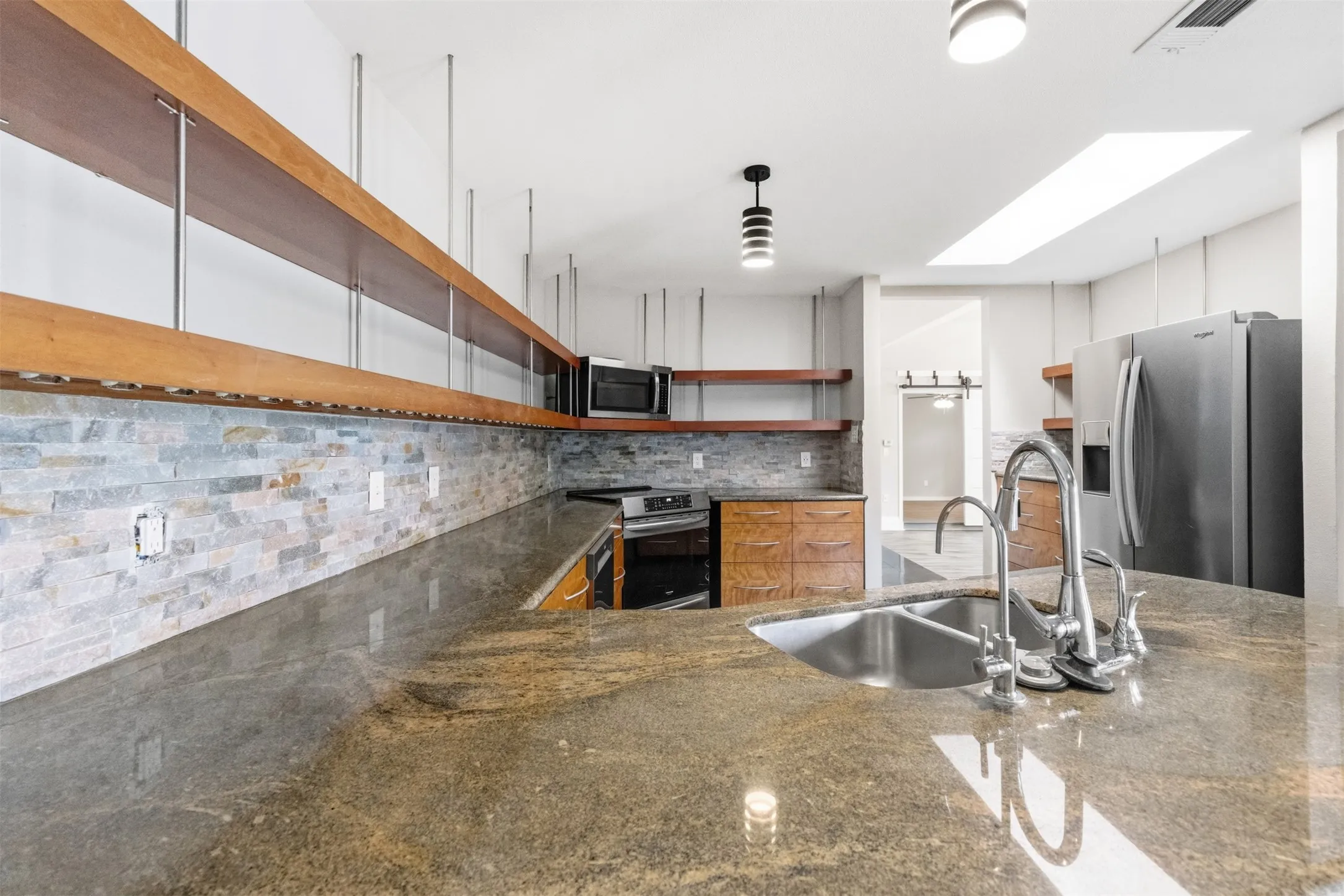 Single Family Residence For Sale in Dallas County , 14826 Sopras Circle, Addison, Texas 75001, 3 Bedroom, 3 Bathroom, 2 Garage spaces, 1,894 Sqft, built in 1981, mls#21383655, Real Estate Agent in Addison, Homes For Sale in Dallas county, Homes For Sale in Addison, Realtor in Addison Texas, Real Estate Brokerage Independent Realty Texas, Luminita Cordes Realtor