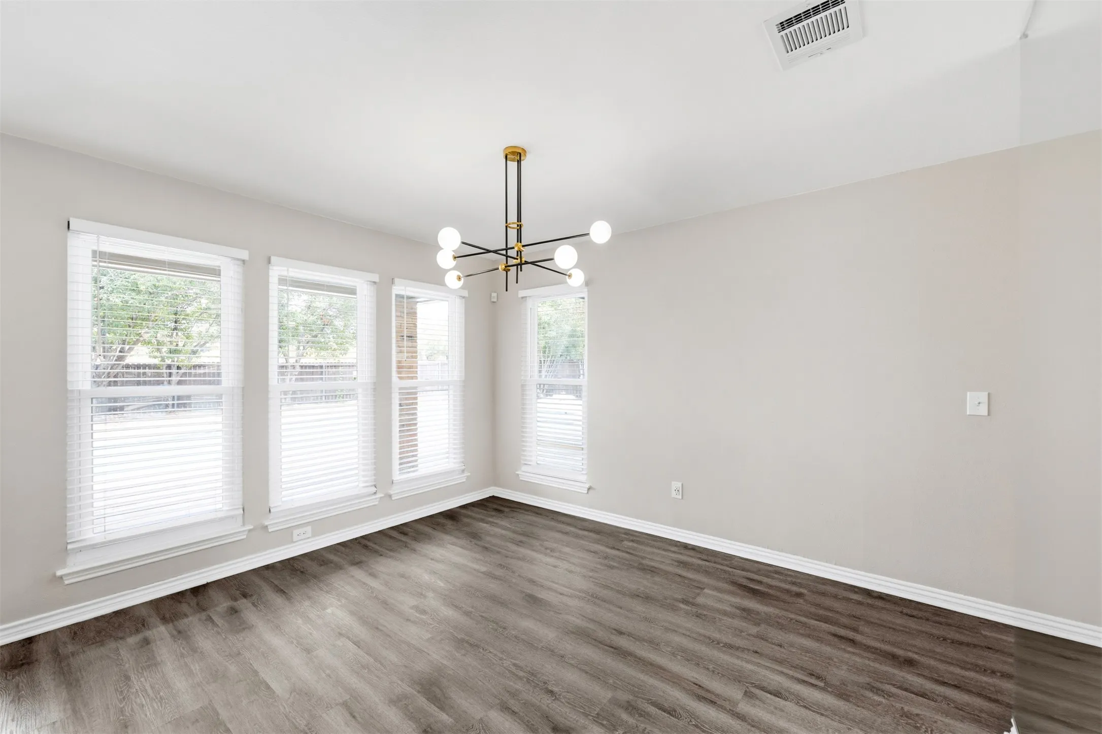 Single Family Residence For Sale in Dallas County , 14826 Sopras Circle, Addison, Texas 75001, 3 Bedroom, 3 Bathroom, 2 Garage spaces, 1,894 Sqft, built in 1981, mls#21383655, Real Estate Agent in Addison, Homes For Sale in Dallas county, Homes For Sale in Addison, Realtor in Addison Texas, Real Estate Brokerage Independent Realty Texas, Luminita Cordes Realtor