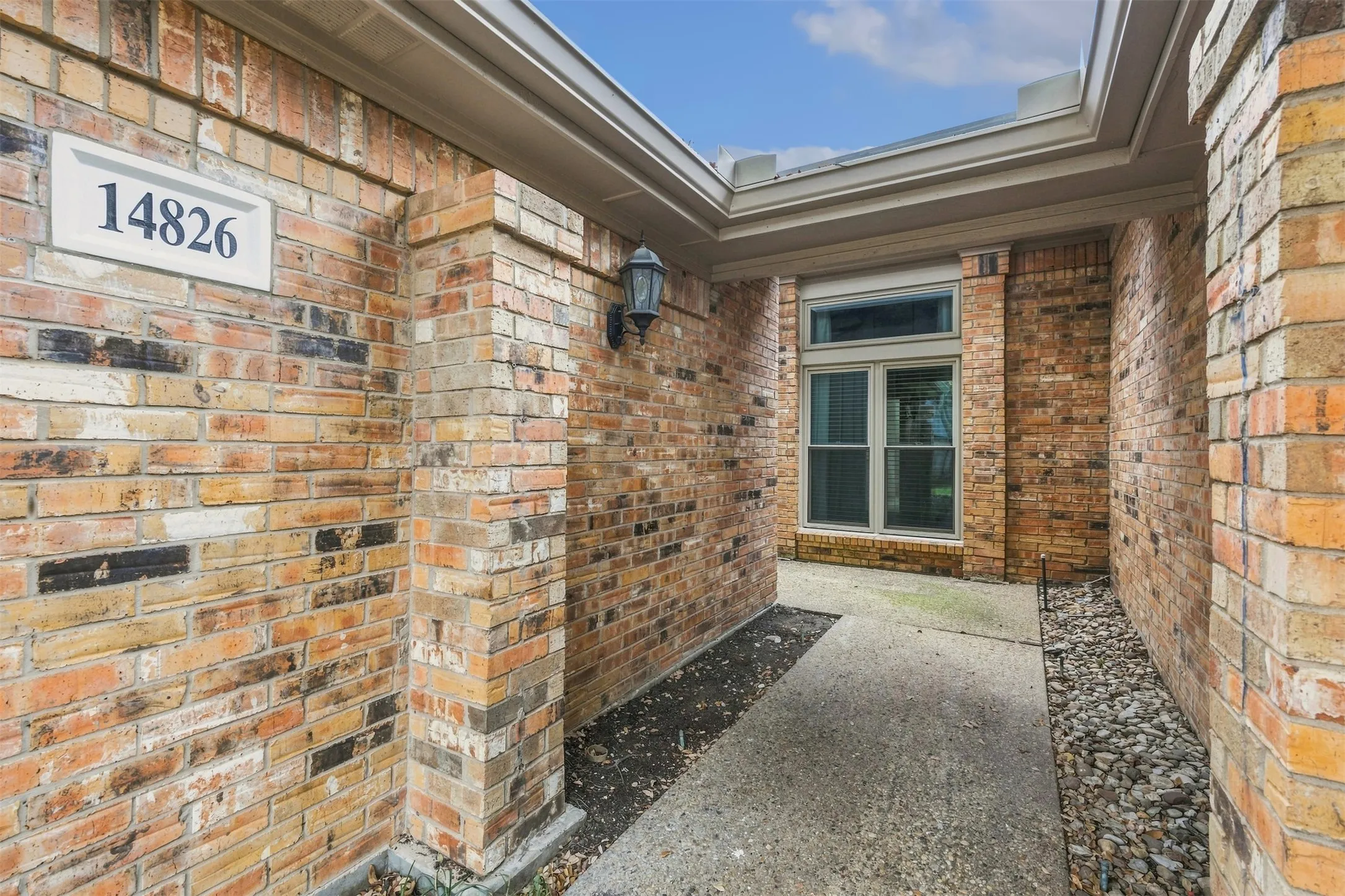 Single Family Residence For Sale in Dallas County , 14826 Sopras Circle, Addison, Texas 75001, 3 Bedroom, 3 Bathroom, 2 Garage spaces, 1,894 Sqft, built in 1981, mls#21383655, Real Estate Agent in Addison, Homes For Sale in Dallas county, Homes For Sale in Addison, Realtor in Addison Texas, Real Estate Brokerage Independent Realty Texas, Luminita Cordes Realtor