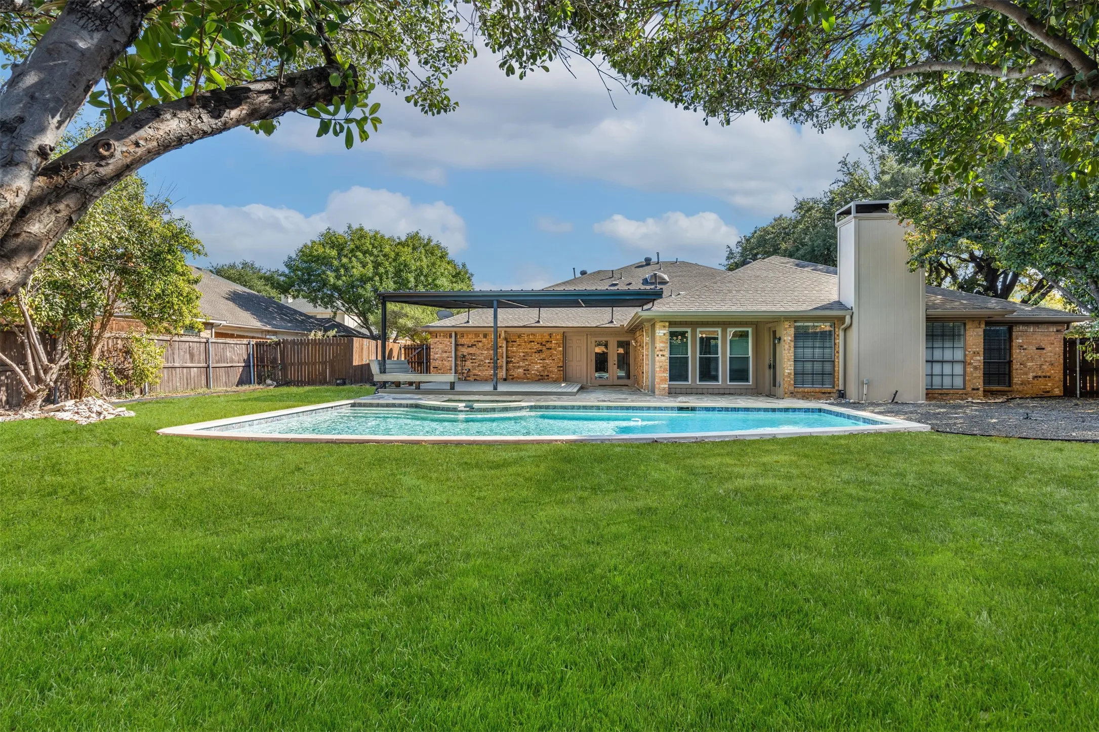 Single Family Residence For Sale in Dallas County , 14826 Sopras Circle, Addison, Texas 75001, 3 Bedroom, 3 Bathroom, 2 Garage spaces, 1,894 Sqft, built in 1981, mls#21383655, Real Estate Agent in Addison, Homes For Sale in Dallas county, Homes For Sale in Addison, Realtor in Addison Texas, Real Estate Brokerage Independent Realty Texas, Luminita Cordes Realtor