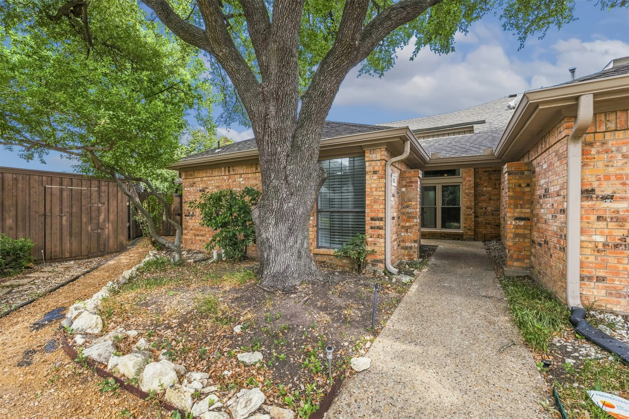Single Family Residence For Sale in Dallas County , 14826 Sopras Circle, Addison, Texas 75001, 3 Bedroom, 3 Bathroom, 2 Garage spaces, 1,894 Sqft, built in 1981, mls#21383655, Real Estate Agent in Addison, Homes For Sale in Dallas county, Homes For Sale in Addison, Realtor in Addison Texas, Real Estate Brokerage Independent Realty Texas, Luminita Cordes Realtor