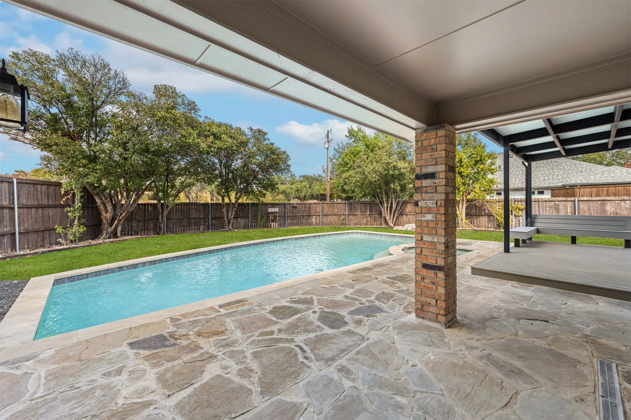 Single Family Residence For Sale in Dallas County , 14826 Sopras Circle, Addison, Texas 75001, 3 Bedroom, 3 Bathroom, 2 Garage spaces, 1,894 Sqft, built in 1981, mls#21383655, Real Estate Agent in Addison, Homes For Sale in Dallas county, Homes For Sale in Addison, Realtor in Addison Texas, Real Estate Brokerage Independent Realty Texas, Luminita Cordes Realtor