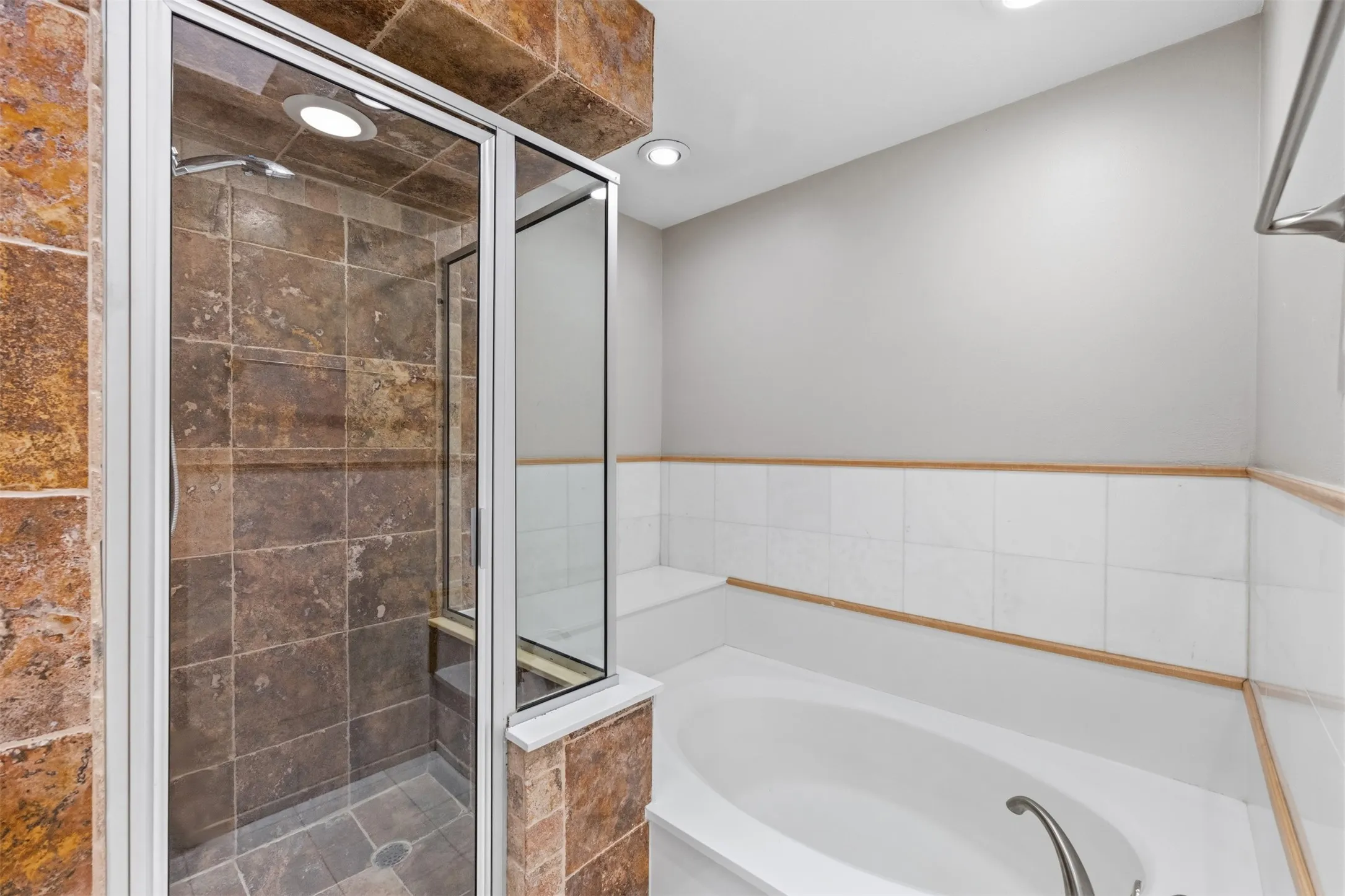 Single Family Residence For Sale in Dallas County , 14826 Sopras Circle, Addison, Texas 75001, 3 Bedroom, 3 Bathroom, 2 Garage spaces, 1,894 Sqft, built in 1981, mls#21383655, Real Estate Agent in Addison, Homes For Sale in Dallas county, Homes For Sale in Addison, Realtor in Addison Texas, Real Estate Brokerage Independent Realty Texas, Luminita Cordes Realtor