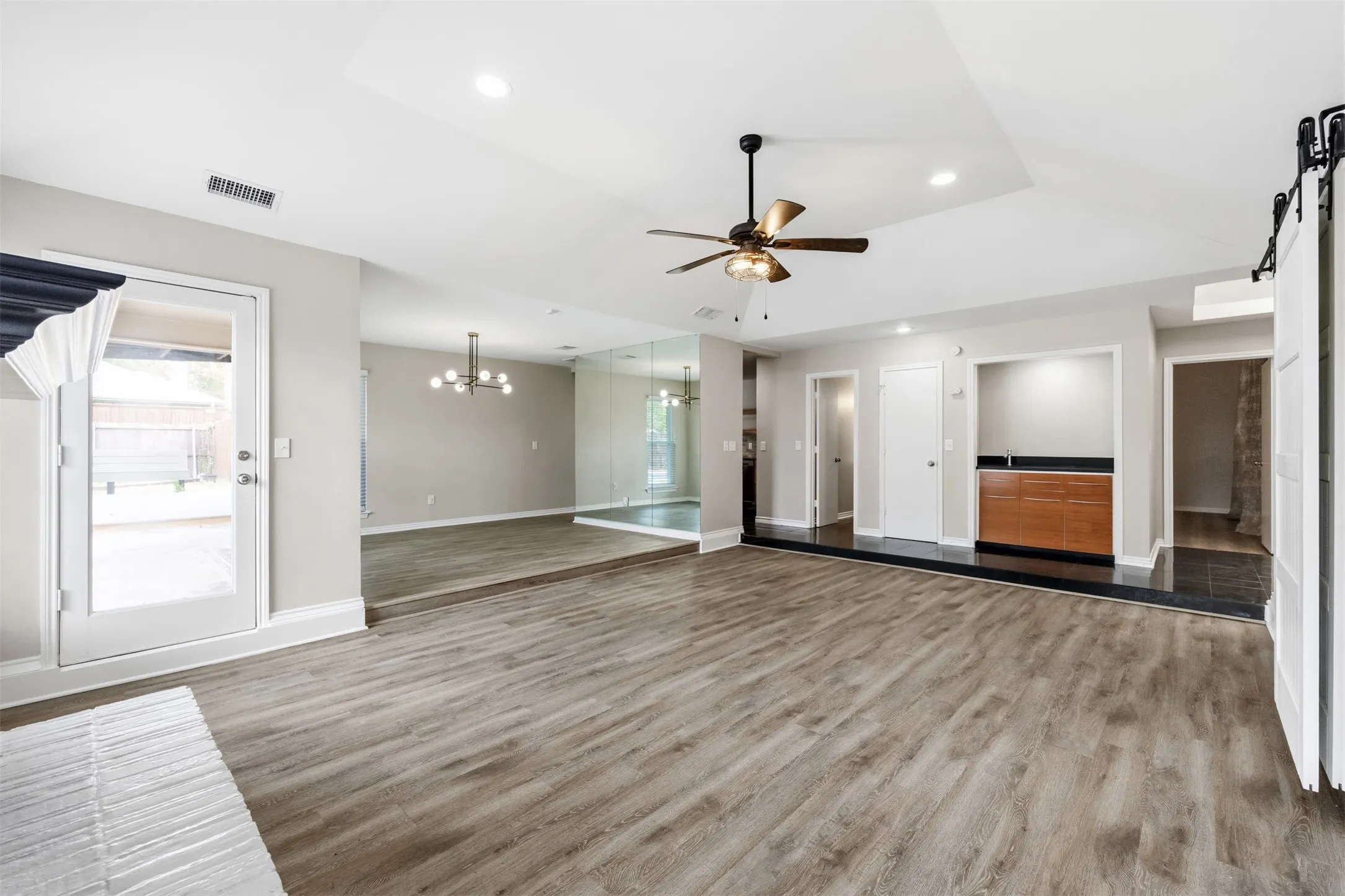 Single Family Residence For Sale in Dallas County , 14826 Sopras Circle, Addison, Texas 75001, 3 Bedroom, 3 Bathroom, 2 Garage spaces, 1,894 Sqft, built in 1981, mls#21383655, Real Estate Agent in Addison, Homes For Sale in Dallas county, Homes For Sale in Addison, Realtor in Addison Texas, Real Estate Brokerage Independent Realty Texas, Luminita Cordes Realtor