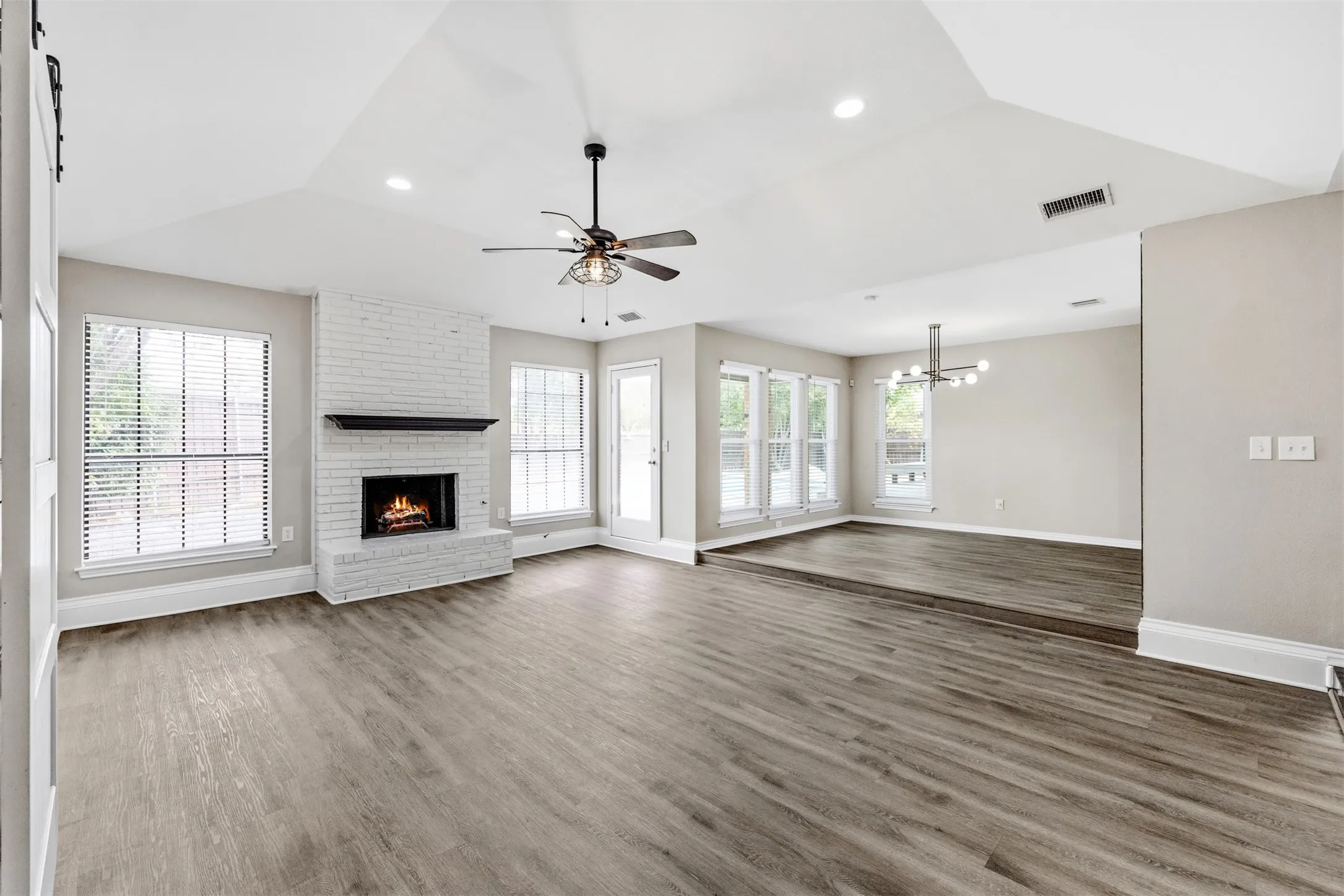 Single Family Residence For Sale in Dallas County , 14826 Sopras Circle, Addison, Texas 75001, 3 Bedroom, 3 Bathroom, 2 Garage spaces, 1,894 Sqft, built in 1981, mls#21383655, Real Estate Agent in Addison, Homes For Sale in Dallas county, Homes For Sale in Addison, Realtor in Addison Texas, Real Estate Brokerage Independent Realty Texas, Luminita Cordes Realtor