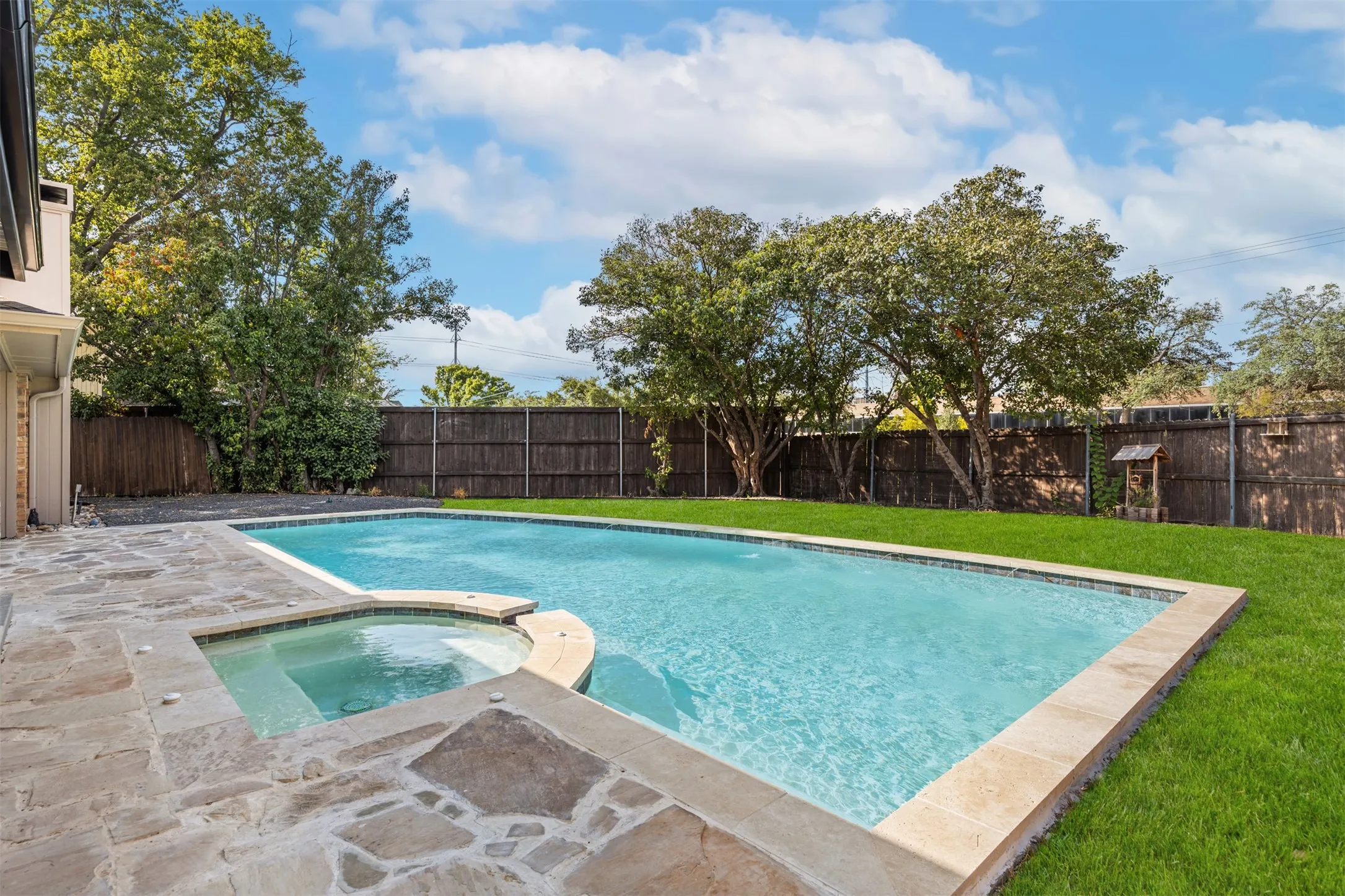 Single Family Residence For Sale in Dallas County , 14826 Sopras Circle, Addison, Texas 75001, 3 Bedroom, 3 Bathroom, 2 Garage spaces, 1,894 Sqft, built in 1981, mls#21383655, Real Estate Agent in Addison, Homes For Sale in Dallas county, Homes For Sale in Addison, Realtor in Addison Texas, Real Estate Brokerage Independent Realty Texas, Luminita Cordes Realtor
