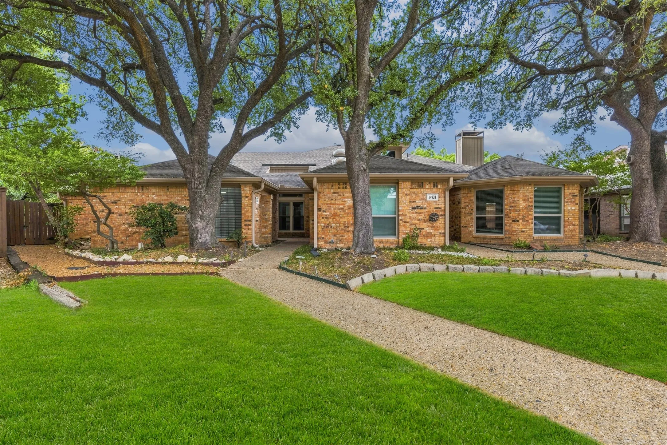 Single Family Residence For Sale in Dallas County , 14826 Sopras Circle, Addison, Texas 75001, 3 Bedroom, 3 Bathroom, 2 Garage spaces, 1,894 Sqft, built in 1981, mls#21383655, Real Estate Agent in Addison, Homes For Sale in Dallas county, Homes For Sale in Addison, Realtor in Addison Texas, Real Estate Brokerage Independent Realty Texas, Luminita Cordes Realtor