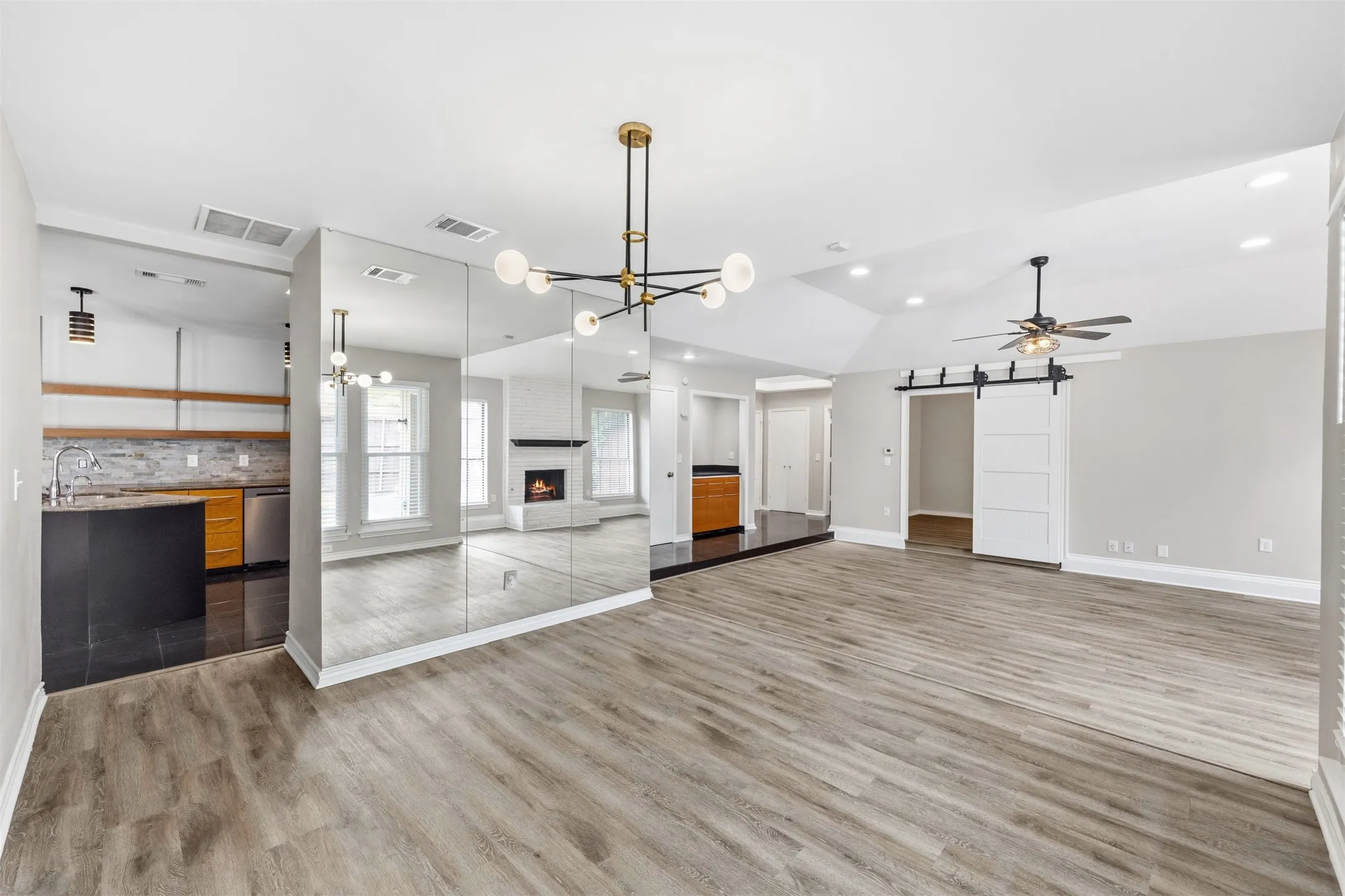 Single Family Residence For Sale in Dallas County , 14826 Sopras Circle, Addison, Texas 75001, 3 Bedroom, 3 Bathroom, 2 Garage spaces, 1,894 Sqft, built in 1981, mls#21383655, Real Estate Agent in Addison, Homes For Sale in Dallas county, Homes For Sale in Addison, Realtor in Addison Texas, Real Estate Brokerage Independent Realty Texas, Luminita Cordes Realtor
