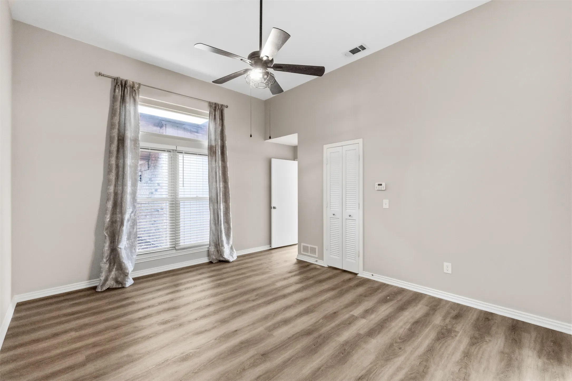 Single Family Residence For Sale in Dallas County , 14826 Sopras Circle, Addison, Texas 75001, 3 Bedroom, 3 Bathroom, 2 Garage spaces, 1,894 Sqft, built in 1981, mls#21383655, Real Estate Agent in Addison, Homes For Sale in Dallas county, Homes For Sale in Addison, Realtor in Addison Texas, Real Estate Brokerage Independent Realty Texas, Luminita Cordes Realtor