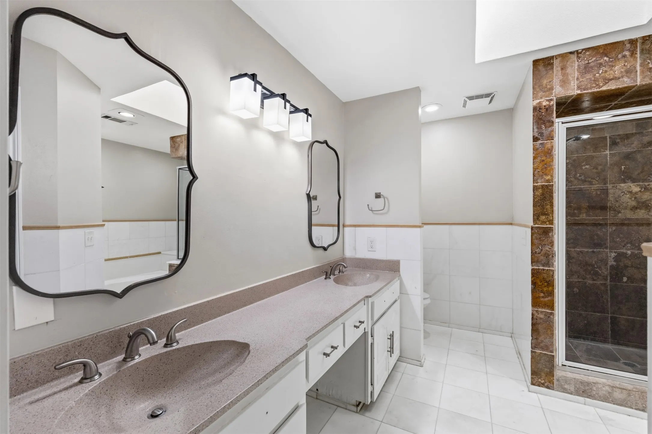 Single Family Residence For Sale in Dallas County , 14826 Sopras Circle, Addison, Texas 75001, 3 Bedroom, 3 Bathroom, 2 Garage spaces, 1,894 Sqft, built in 1981, mls#21383655, Real Estate Agent in Addison, Homes For Sale in Dallas county, Homes For Sale in Addison, Realtor in Addison Texas, Real Estate Brokerage Independent Realty Texas, Luminita Cordes Realtor