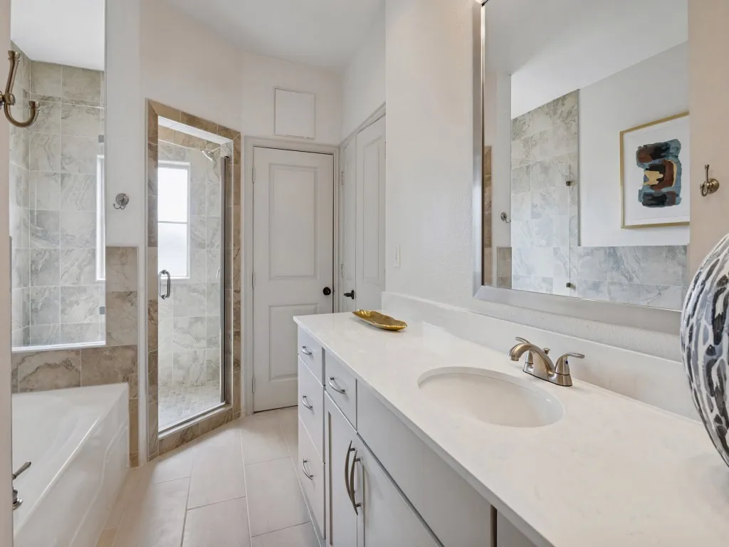 2nd primary bath & walk-in closet.