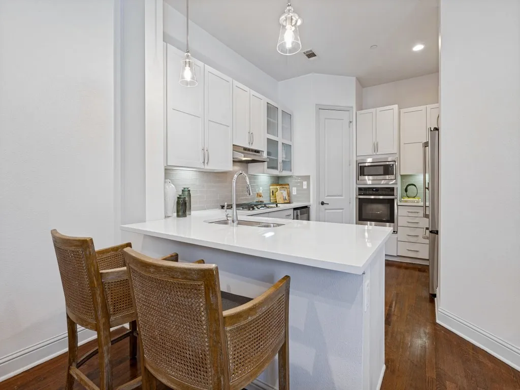 Kitchen with breakfast bar.