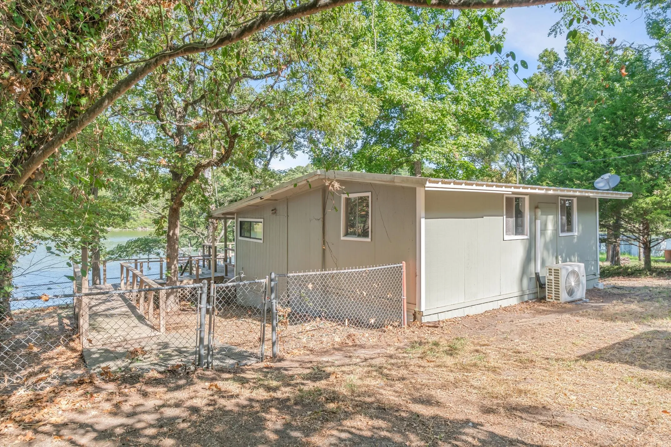 Single Family Residence For Sale in Van Zandt County , 200 Pvt Rd 8134, Canton, Texas 75103, 1 Bedroom, 1 Bathroom, Garage spaces, 672 Sqft, built in 1965, mls#21396122, Real Estate Agent in Canton, Homes For Sale in Van Zandt county, Homes For Sale in Canton, Realtor in Canton Texas, Real Estate Brokerage Independent Realty Texas, Luminita Cordes Realtor