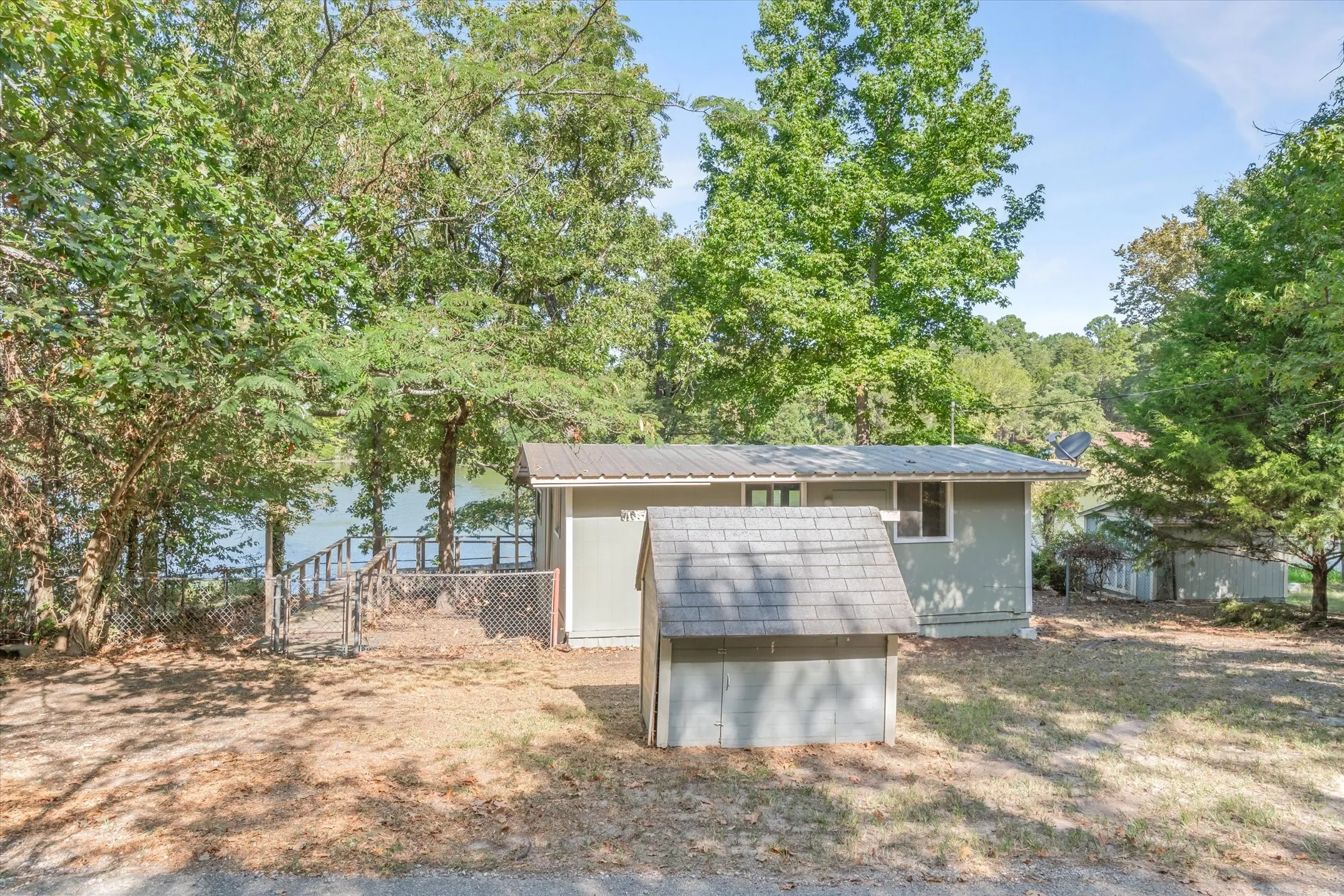 Single Family Residence For Sale in Van Zandt County , 200 Pvt Rd 8134, Canton, Texas 75103, 1 Bedroom, 1 Bathroom, Garage spaces, 672 Sqft, built in 1965, mls#21396122, Real Estate Agent in Canton, Homes For Sale in Van Zandt county, Homes For Sale in Canton, Realtor in Canton Texas, Real Estate Brokerage Independent Realty Texas, Luminita Cordes Realtor