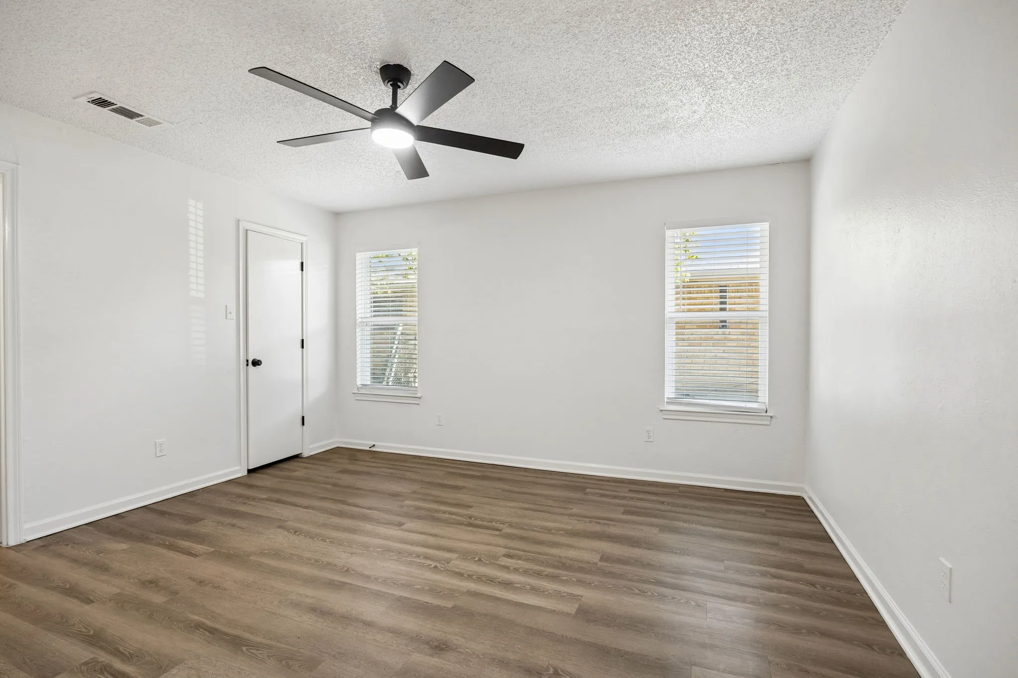 Duplex For Sale in Dallas County , 4733-4735 Berridge Lane, Dallas, Texas 75227, 6 Bedroom, 4 Bathroom, 4 Garage spaces, 0 Sqft, built in 1984, mls#21396749, Real Estate Agent in Dallas, Homes For Sale in Dallas county, Homes For Sale in Dallas, Realtor in Dallas Texas, Real Estate Brokerage Independent Realty Texas, Luminita Cordes Realtor