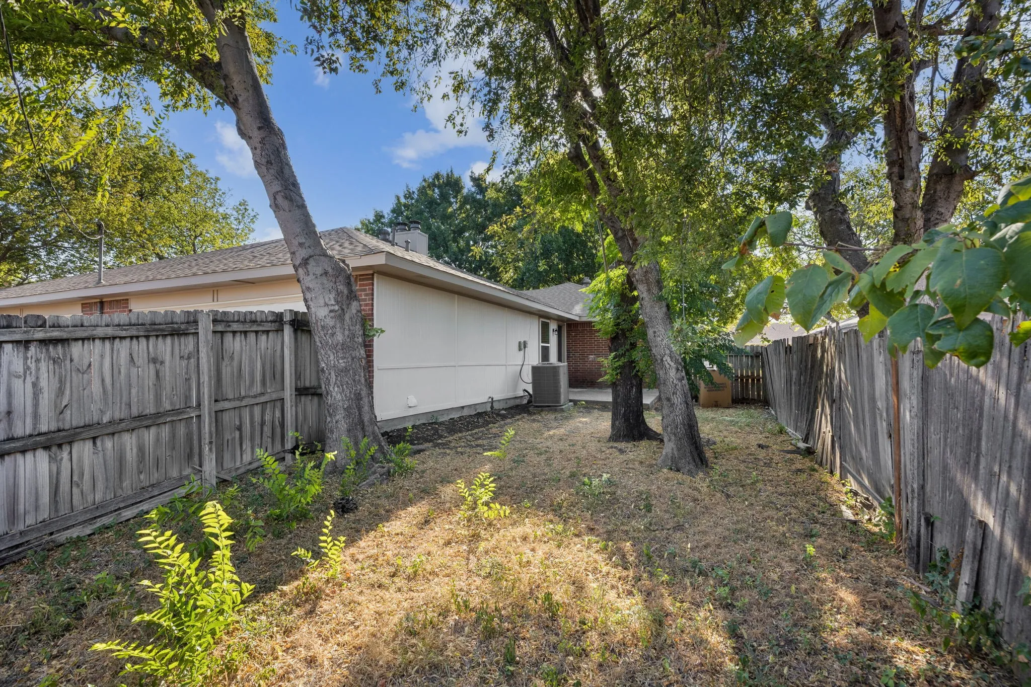 Duplex For Sale in Dallas County , 4733-4735 Berridge Lane, Dallas, Texas 75227, 6 Bedroom, 4 Bathroom, 4 Garage spaces, 0 Sqft, built in 1984, mls#21396749, Real Estate Agent in Dallas, Homes For Sale in Dallas county, Homes For Sale in Dallas, Realtor in Dallas Texas, Real Estate Brokerage Independent Realty Texas, Luminita Cordes Realtor