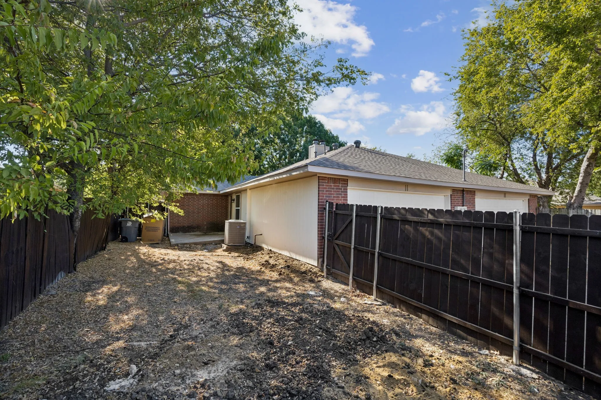 Duplex For Sale in Dallas County , 4733-4735 Berridge Lane, Dallas, Texas 75227, 6 Bedroom, 4 Bathroom, 4 Garage spaces, 0 Sqft, built in 1984, mls#21396749, Real Estate Agent in Dallas, Homes For Sale in Dallas county, Homes For Sale in Dallas, Realtor in Dallas Texas, Real Estate Brokerage Independent Realty Texas, Luminita Cordes Realtor