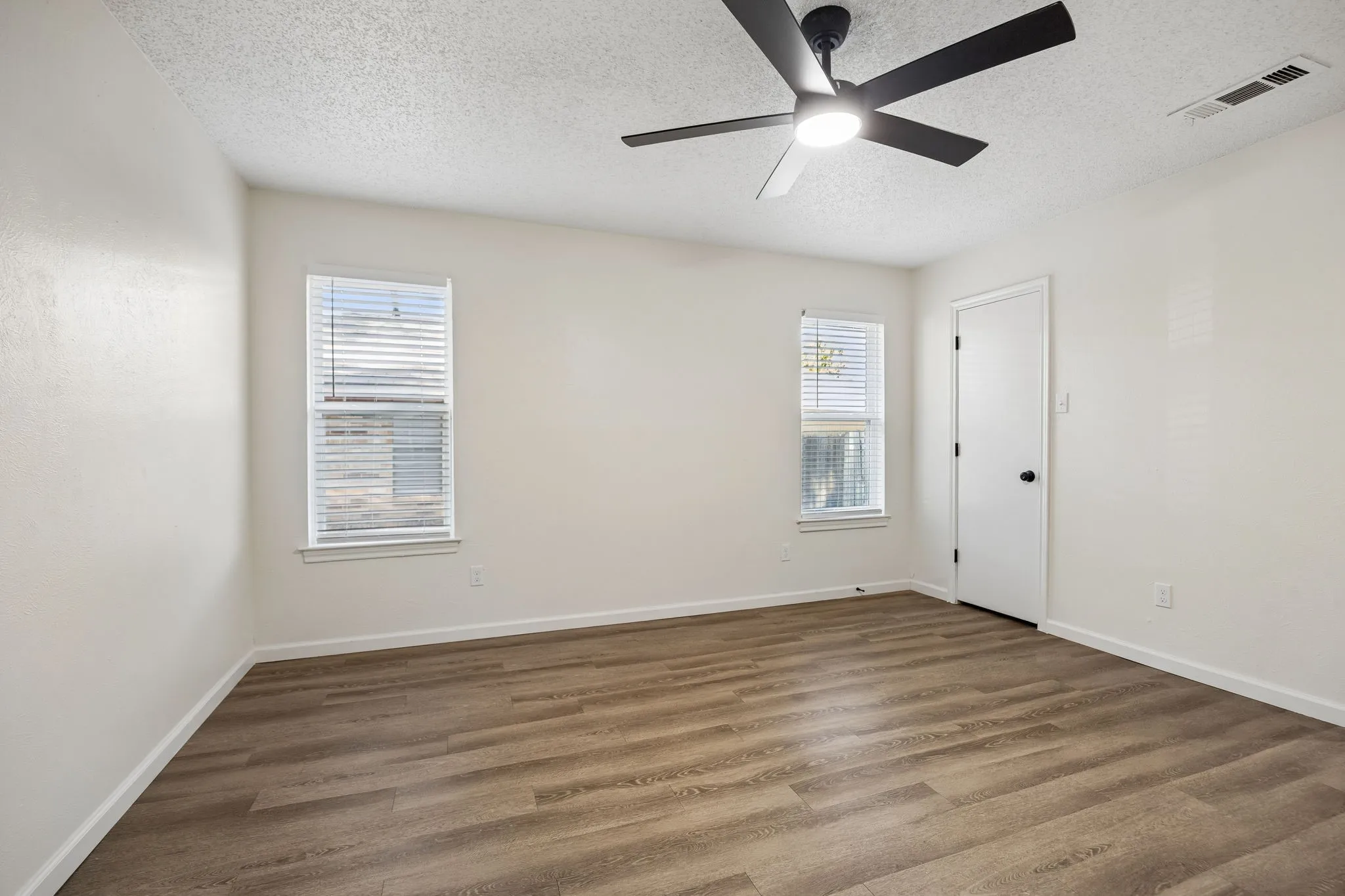 Duplex For Sale in Dallas County , 4733-4735 Berridge Lane, Dallas, Texas 75227, 6 Bedroom, 4 Bathroom, 4 Garage spaces, 0 Sqft, built in 1984, mls#21396749, Real Estate Agent in Dallas, Homes For Sale in Dallas county, Homes For Sale in Dallas, Realtor in Dallas Texas, Real Estate Brokerage Independent Realty Texas, Luminita Cordes Realtor