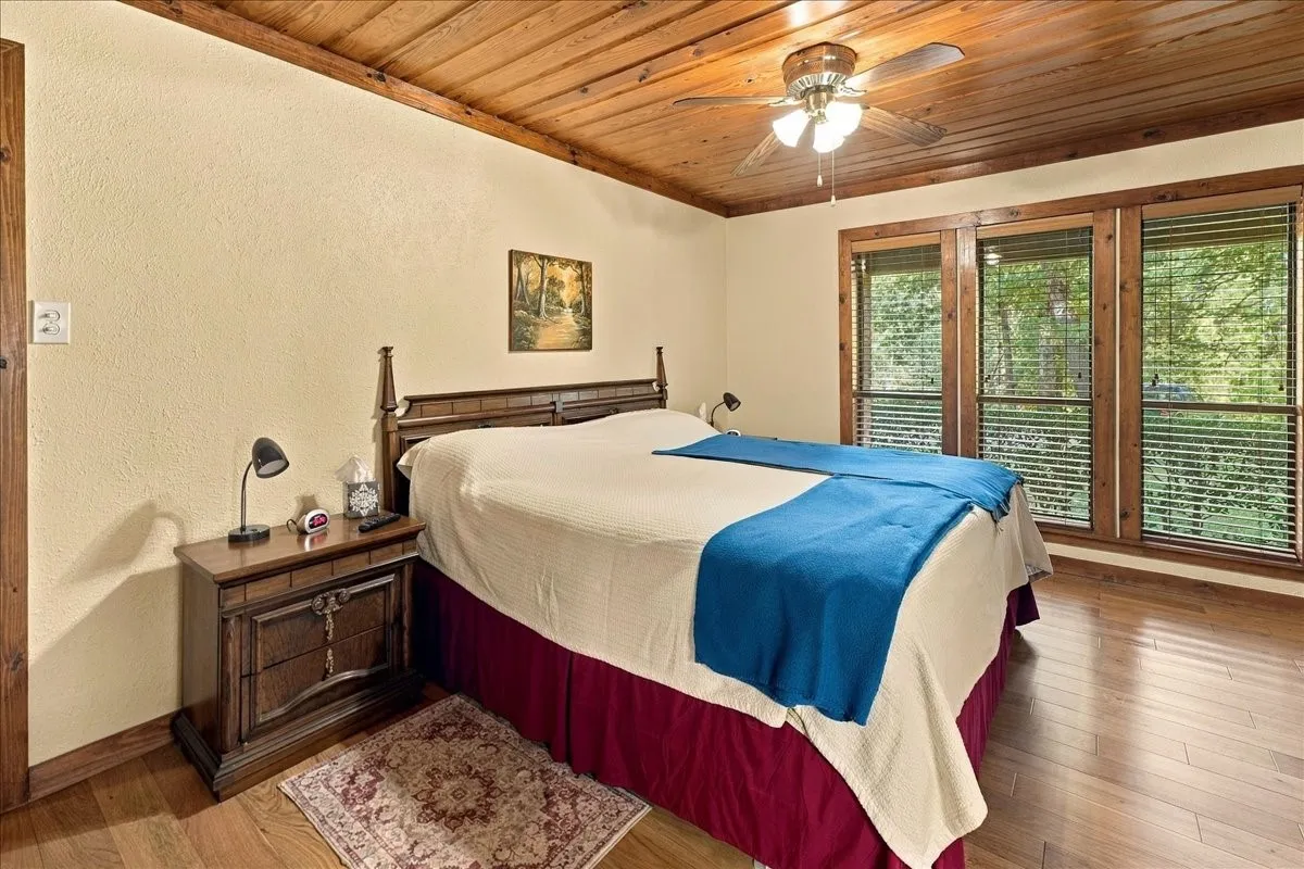 Single Family Residence For Sale in Wood County , 1135 County Road 2332, Mineola, Texas 75773, 4 Bedroom, 2 Bathroom, 4 Garage spaces, 3,065 Sqft, built in 1984, mls#21395079, Real Estate Agent in Mineola, Homes For Sale in Wood county, Homes For Sale in Mineola, Realtor in Mineola Texas, Real Estate Brokerage Independent Realty Texas, Luminita Cordes Realtor