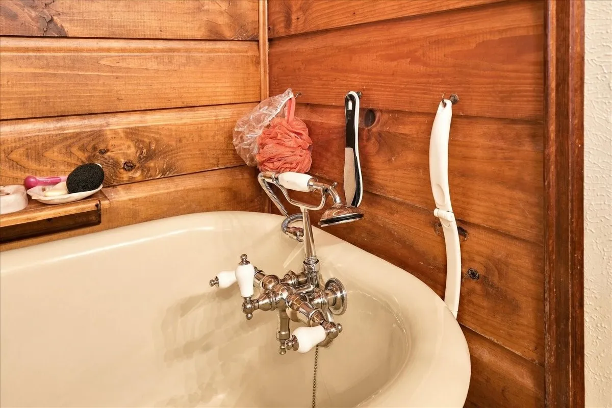 Single Family Residence For Sale in Wood County , 1135 County Road 2332, Mineola, Texas 75773, 4 Bedroom, 2 Bathroom, 4 Garage spaces, 3,065 Sqft, built in 1984, mls#21395079, Real Estate Agent in Mineola, Homes For Sale in Wood county, Homes For Sale in Mineola, Realtor in Mineola Texas, Real Estate Brokerage Independent Realty Texas, Luminita Cordes Realtor