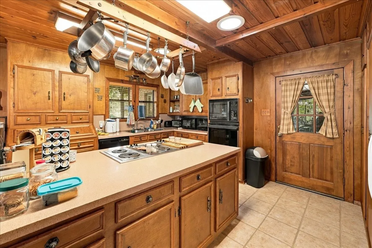 Single Family Residence For Sale in Wood County , 1135 County Road 2332, Mineola, Texas 75773, 4 Bedroom, 2 Bathroom, 4 Garage spaces, 3,065 Sqft, built in 1984, mls#21395079, Real Estate Agent in Mineola, Homes For Sale in Wood county, Homes For Sale in Mineola, Realtor in Mineola Texas, Real Estate Brokerage Independent Realty Texas, Luminita Cordes Realtor