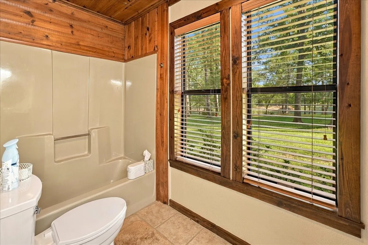 Single Family Residence For Sale in Wood County , 1135 County Road 2332, Mineola, Texas 75773, 4 Bedroom, 2 Bathroom, 4 Garage spaces, 3,065 Sqft, built in 1984, mls#21395079, Real Estate Agent in Mineola, Homes For Sale in Wood county, Homes For Sale in Mineola, Realtor in Mineola Texas, Real Estate Brokerage Independent Realty Texas, Luminita Cordes Realtor